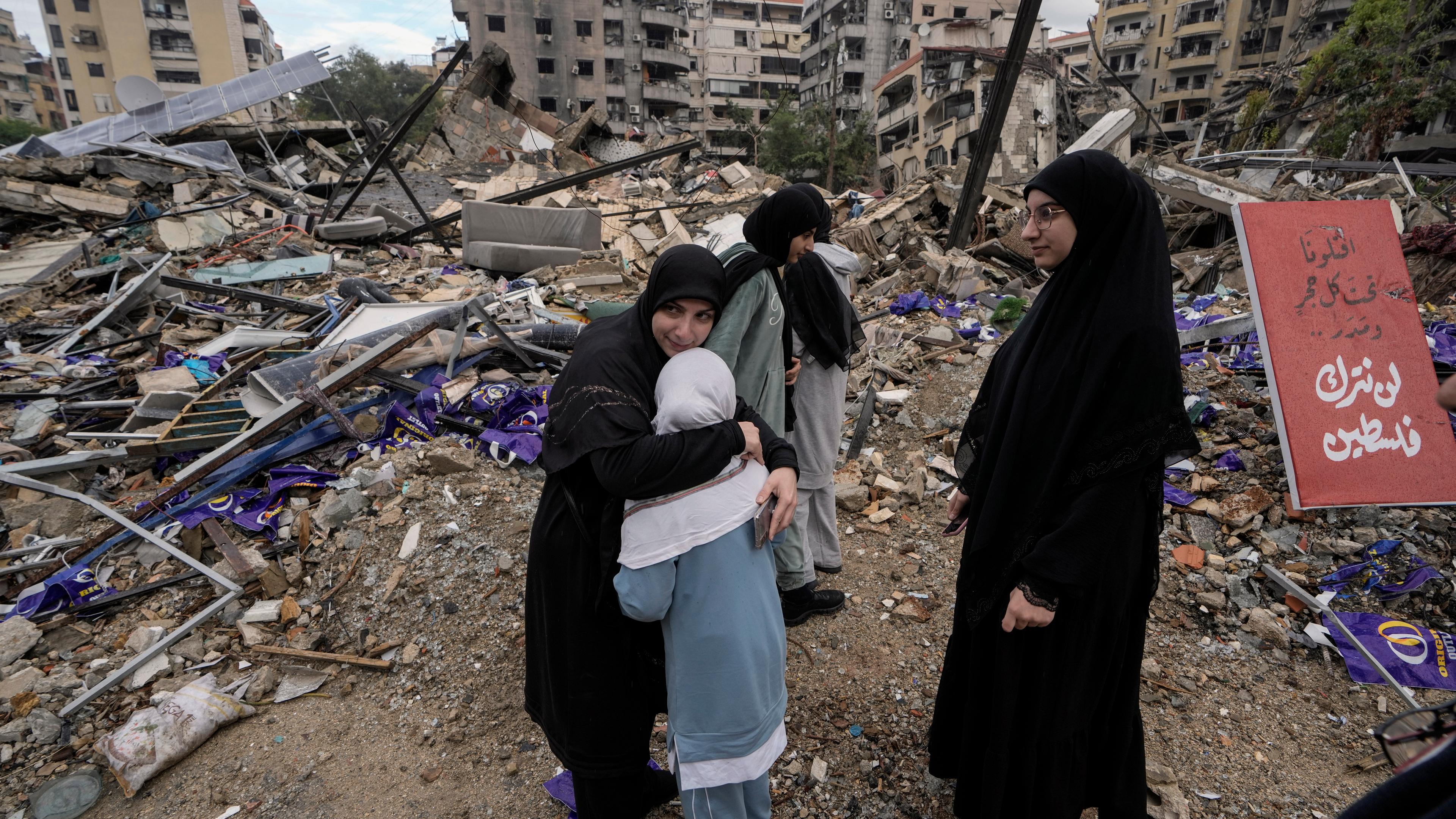 Eine Frau umarmt ihre weinende Tochter, während vertriebene Bewohner nach Inkrafttreten einer Waffenruhe zwischen Israel und der Hisbollah zurückkehren.