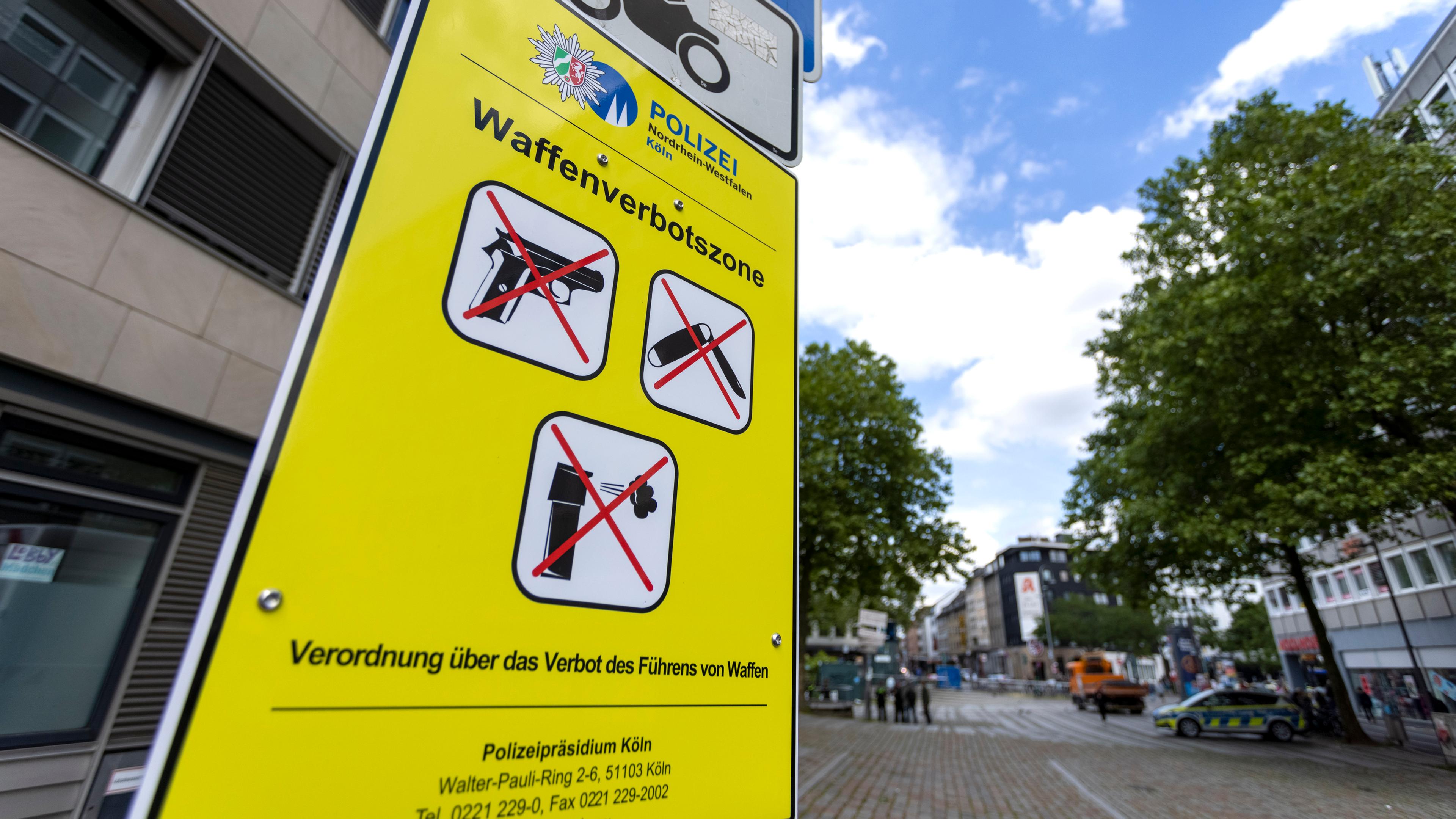 Nordrhein-Westfalen, Köln: Ein Schild weist auf die Waffenverbotszone auf dem Wiener Platz hin.