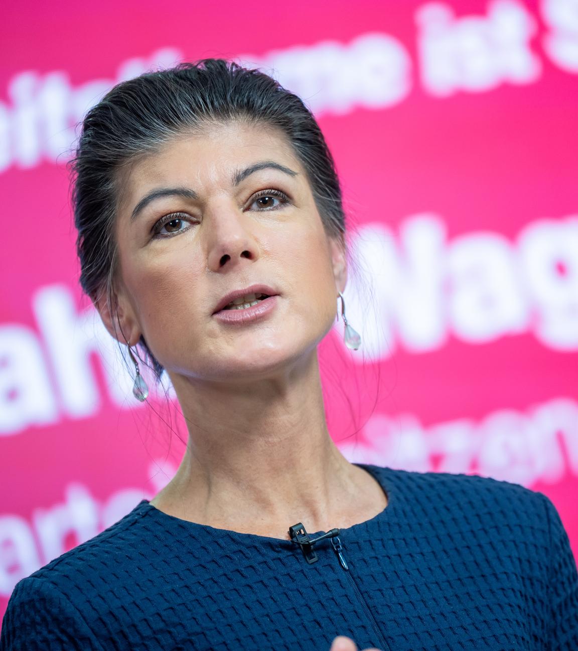 Sahra Wagenknecht spricht vor einer Tafel der nach ihr benannte Partei BSW