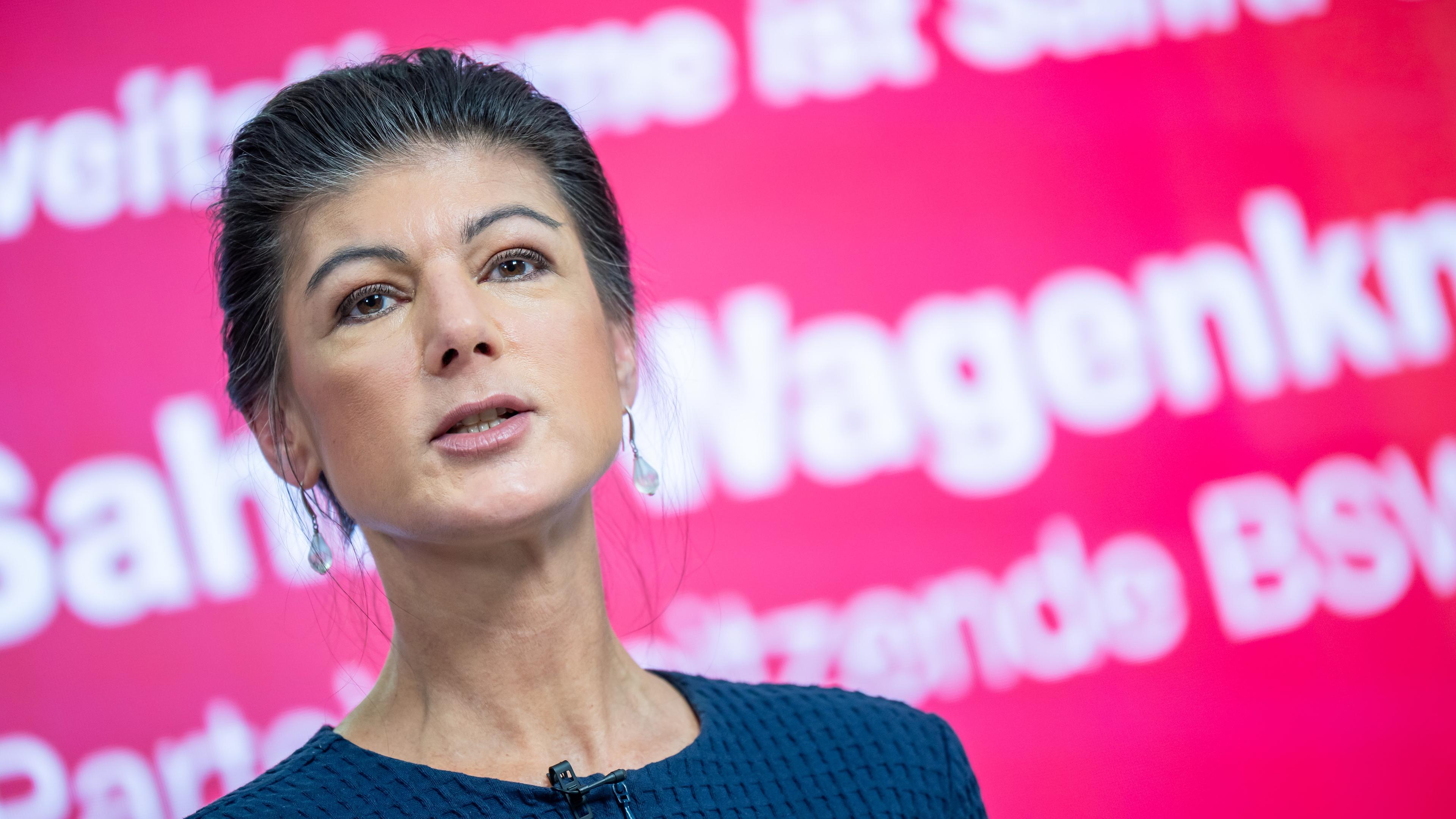 Sahra Wagenknecht spricht vor einer Tafel der nach ihr benannte Partei BSW