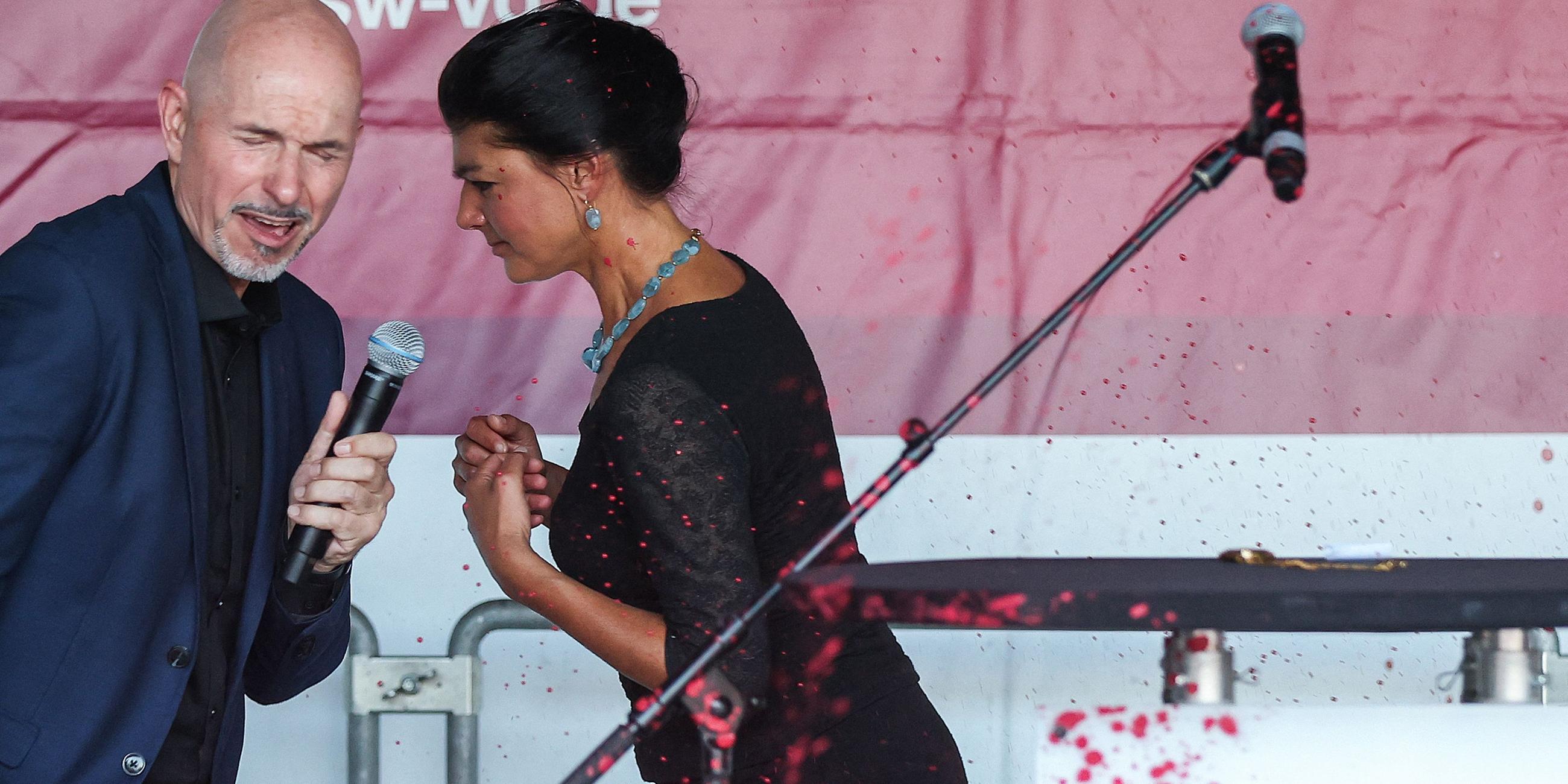 29.08.2024, Thüringen, Erfurt: Sarah Wagenknecht mit Farbtropfern auf der Kleidung nach einer Farbbeutelattacke.