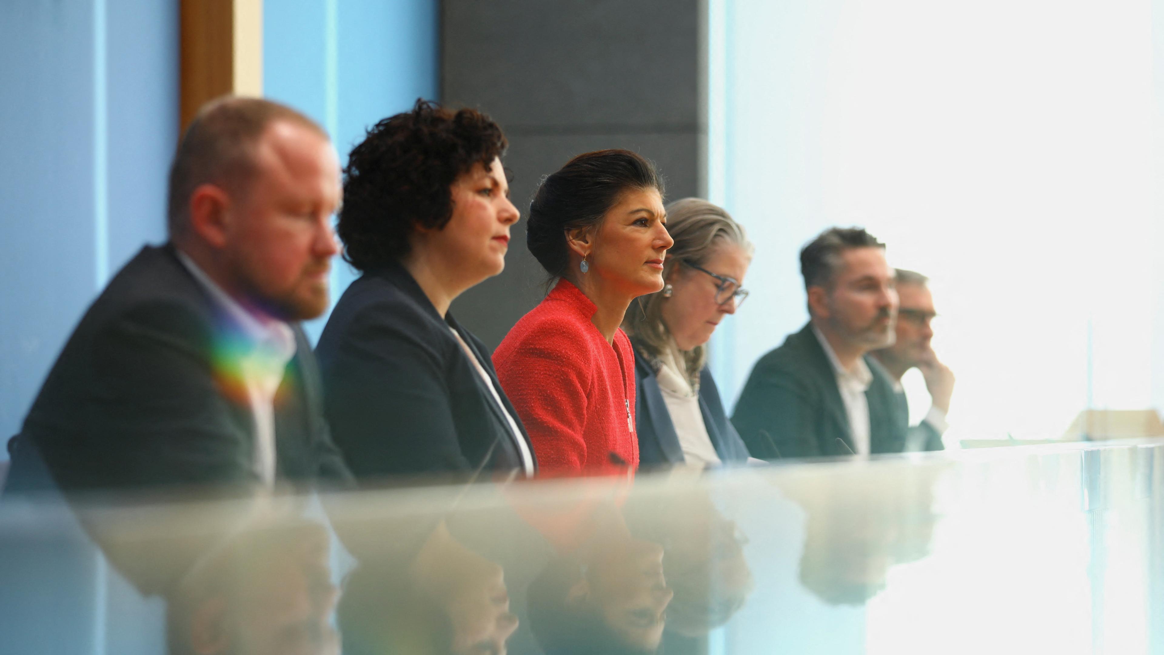 Wagenknecht mit weiteren Parteikollegen bei der Präsentation ihres neuen Bündnisses vor der Berliner Bundespressekonferenz. 