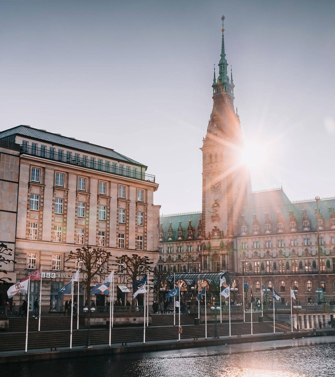 Sonnenuntergang über Hamburgs historischem Rathaus