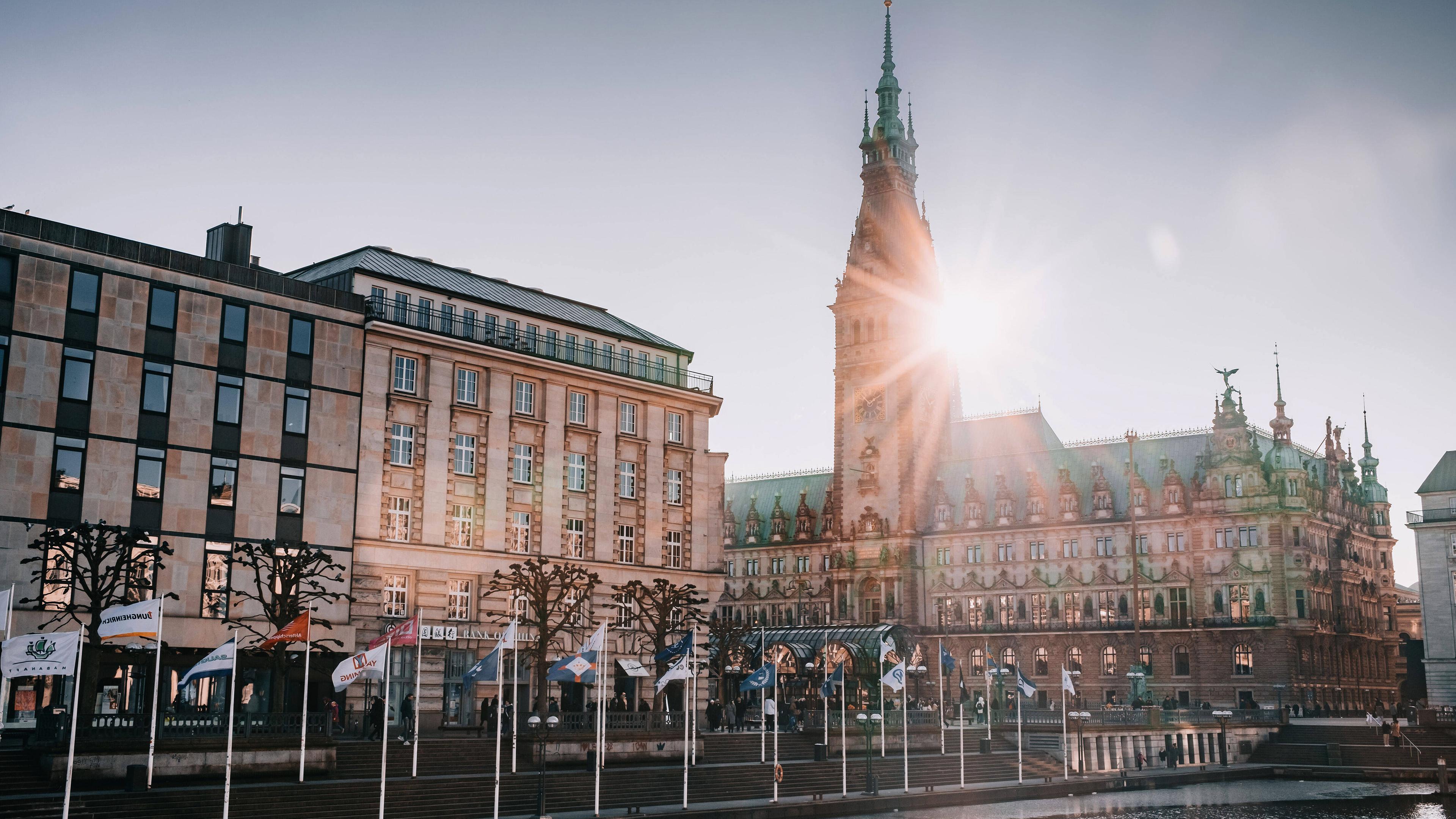 Sonnenuntergang über Hamburgs historischem Rathaus