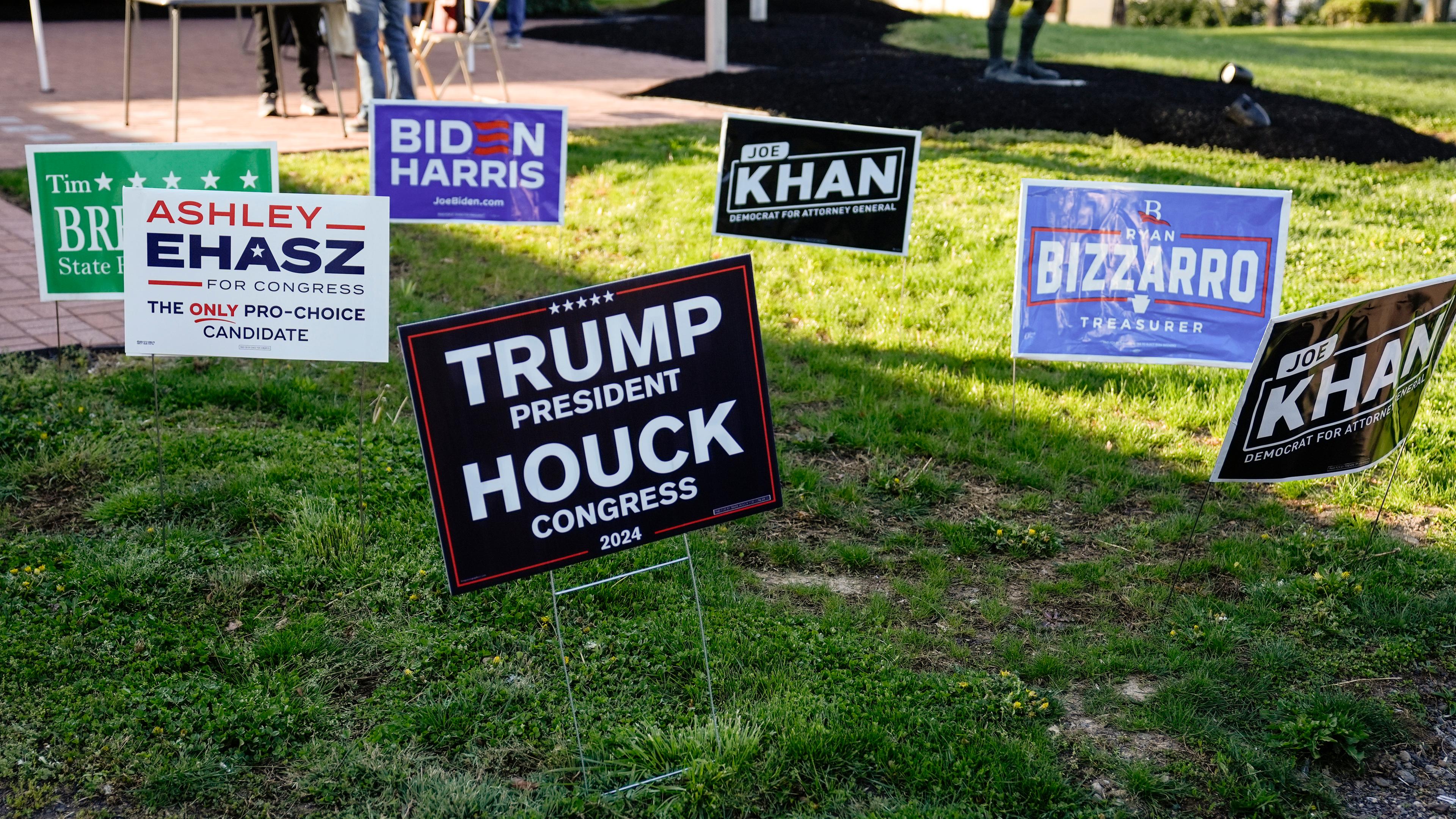 USA, Doylestown: Wahlkampfschilder stehen vor einem Wahllokal.