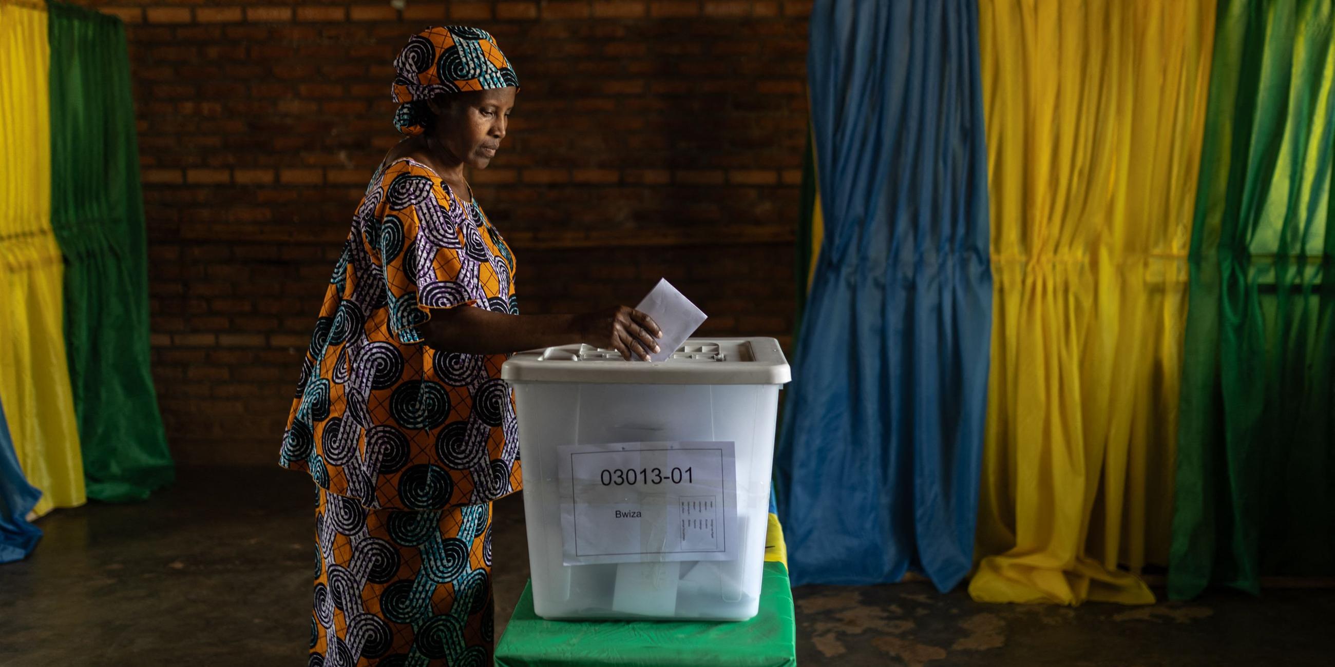 Eine Frau gibt ihre Stimme in einem Wahllokal in Kigali ab.