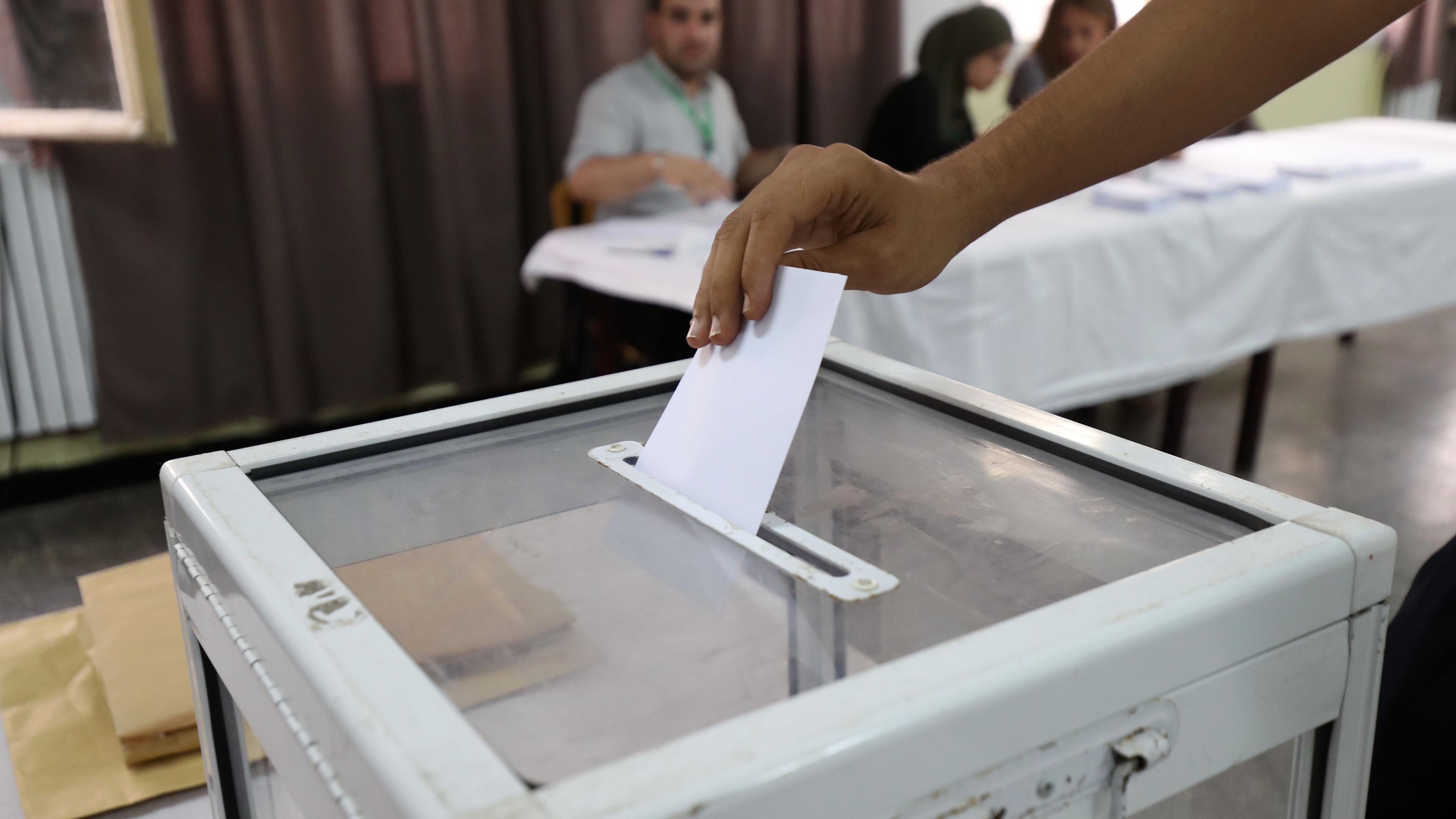 Algerien, Algier: Ein Wähler gibt in einem Wahllokal seine Stimme ab.