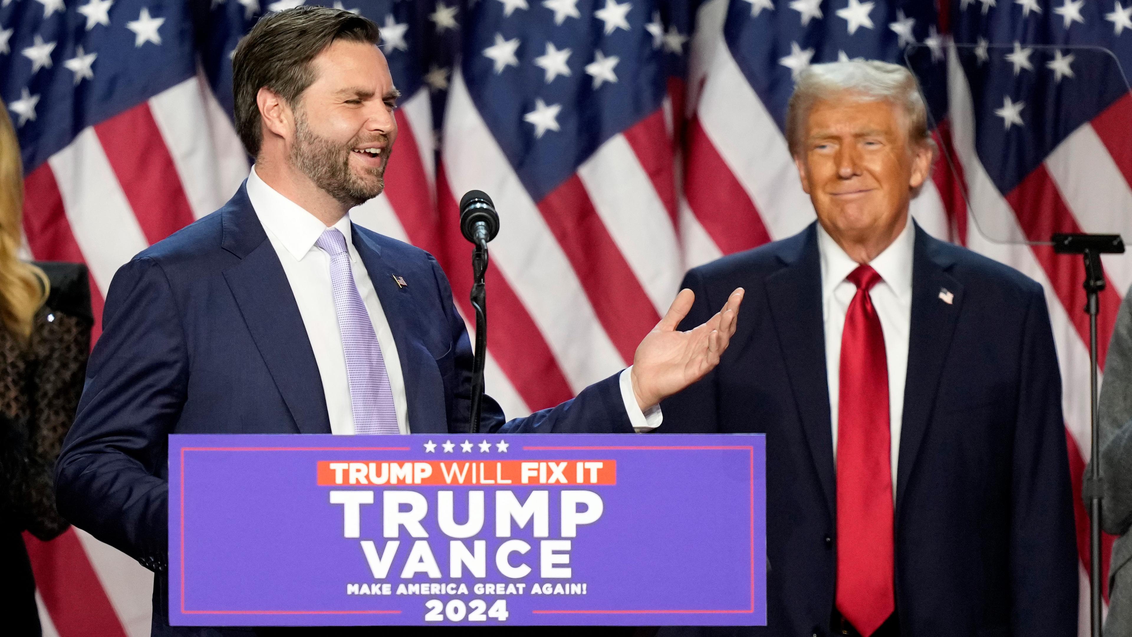 Donald Trump und JD Vance bei der Wahlparty im Palm Beach Convention Center, aufgenommen am 06.11.2024