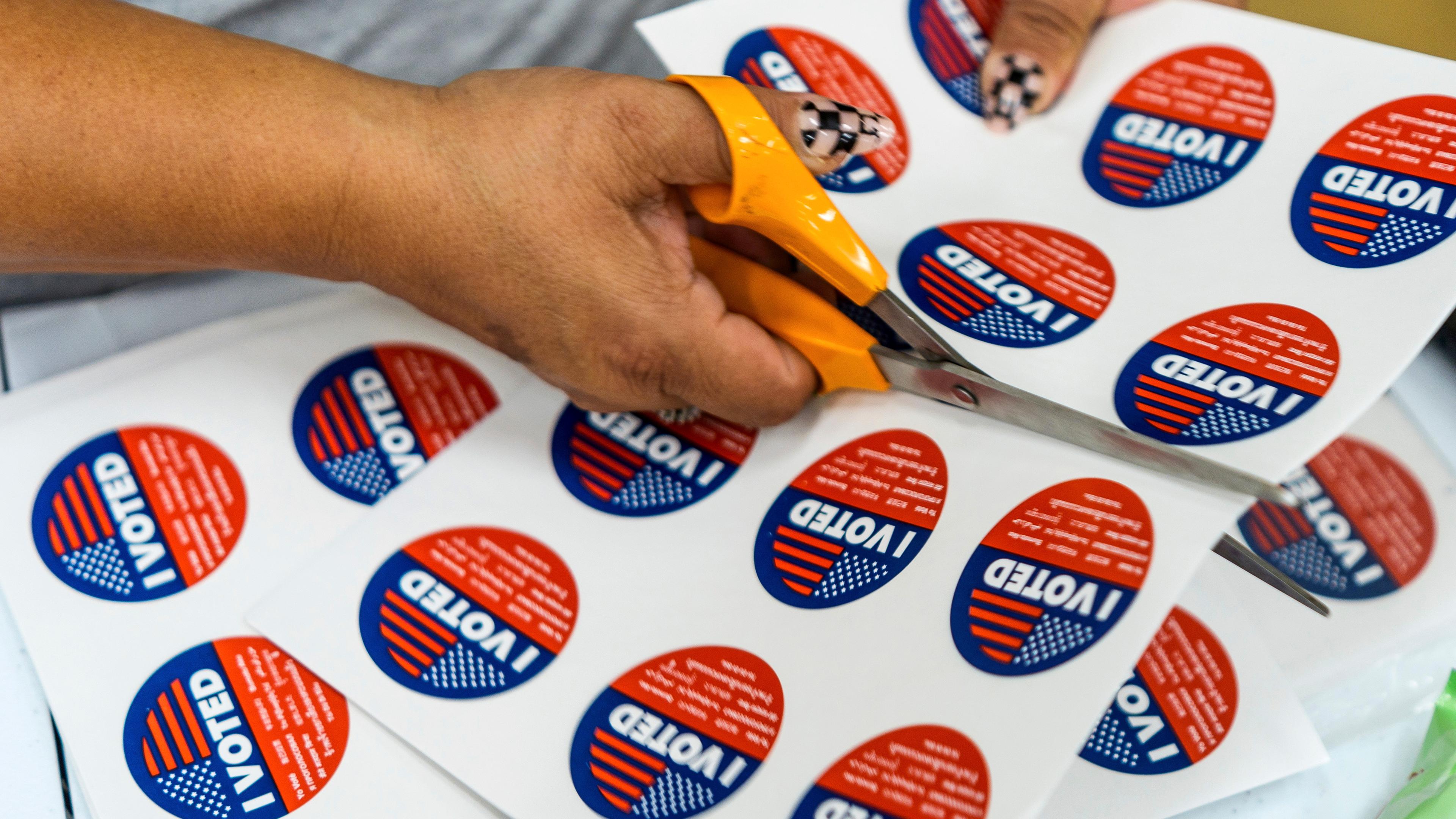 Ein Freiwilliger hilft beim Ausschneiden von «I Voted»-Aufklebern im Boyle Heights Senior Center, aufgenommen am 04.11.2024