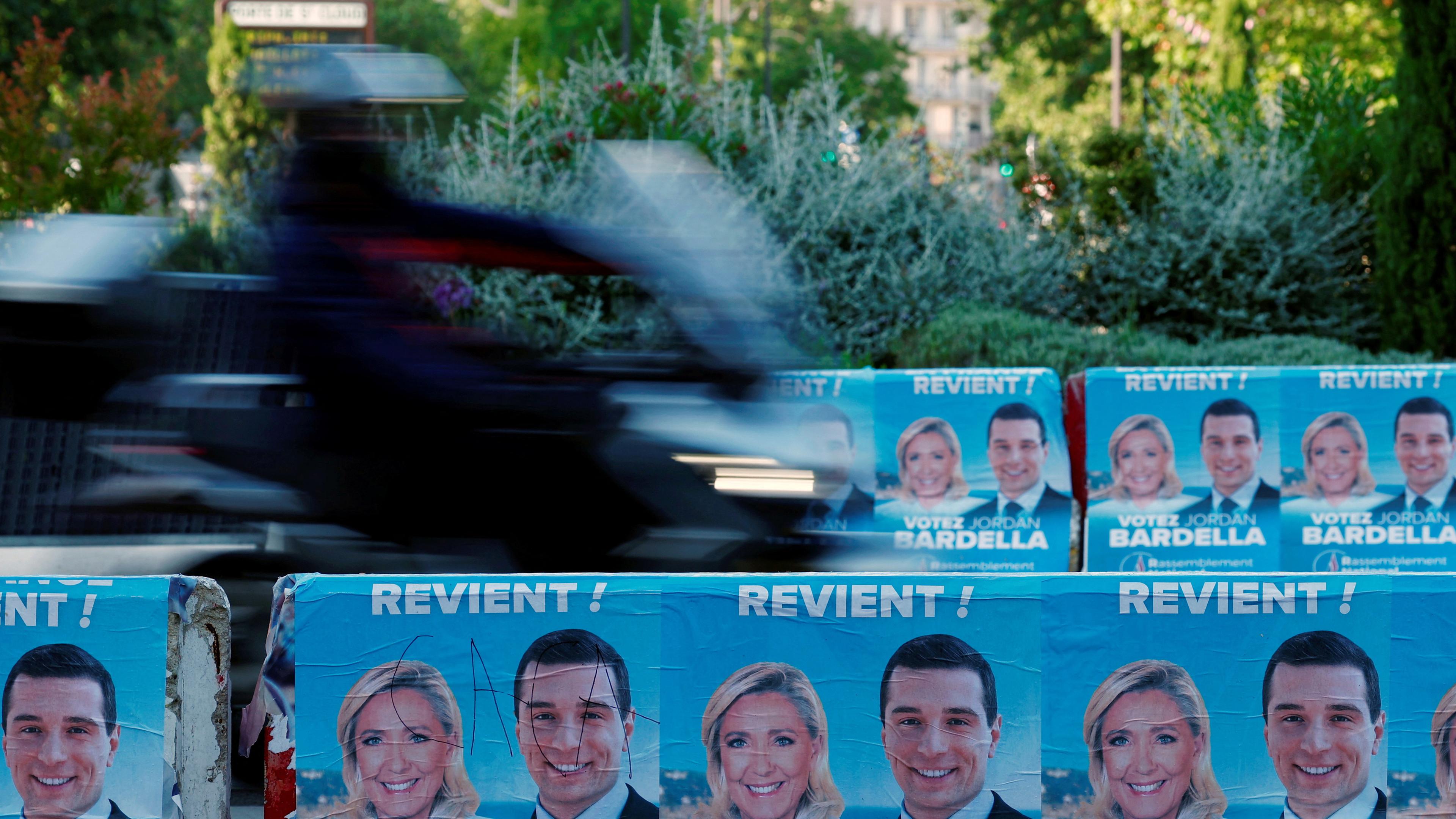 Europawahlplakate der französischen rechtsextremen Partei Rassemblement National mit Bildern ihrer Anführer Marine Le Pen und Jordan Bardella.