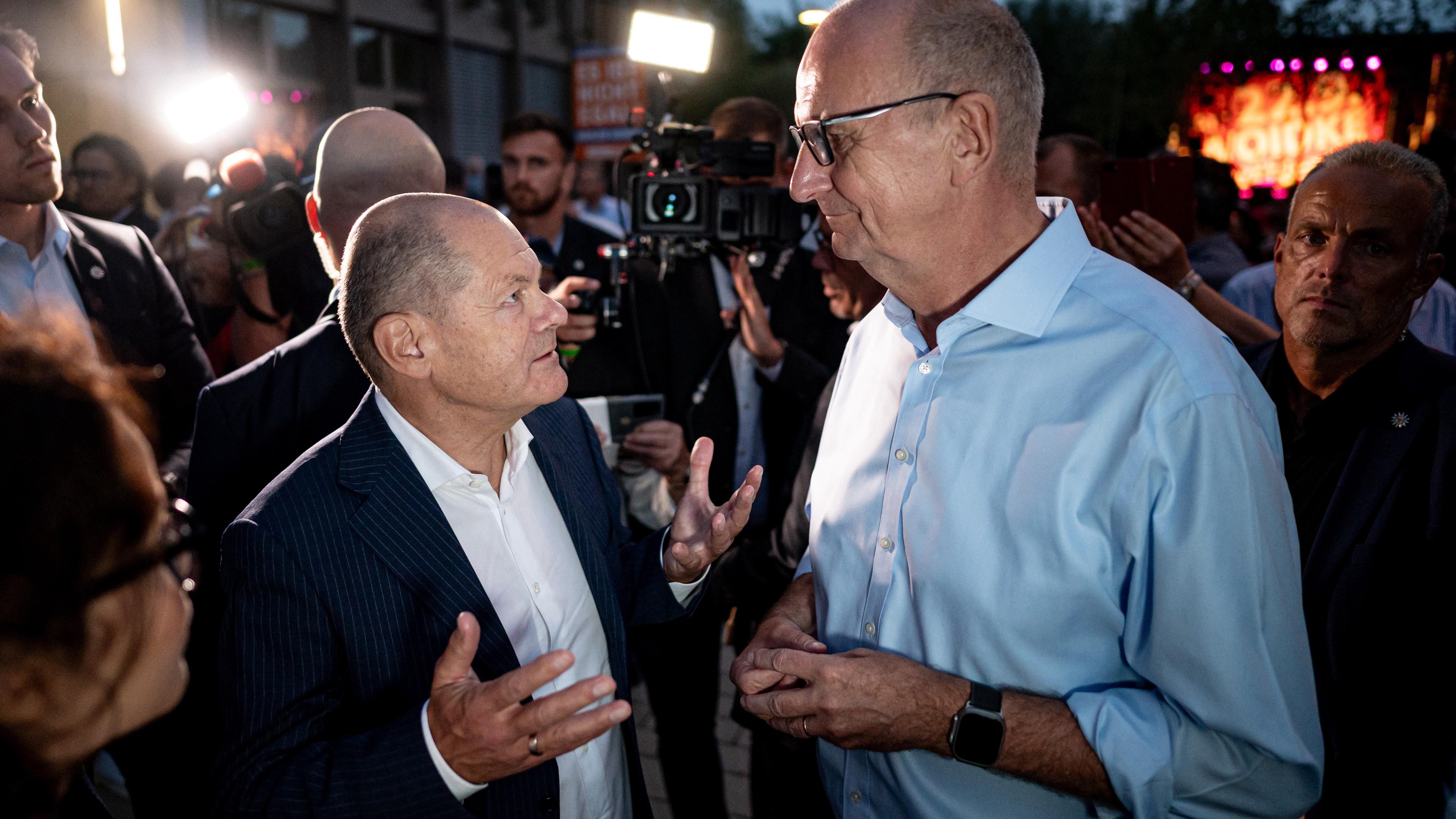 Brandenburg, Potsdam: Dietmar Woidke (SPD, r), Brandenburgs Ministerpräsident, begrüßt Bundeskanzler Olaf Scholz (SPD) auf dem SPD Sommerfest in Potsdam.