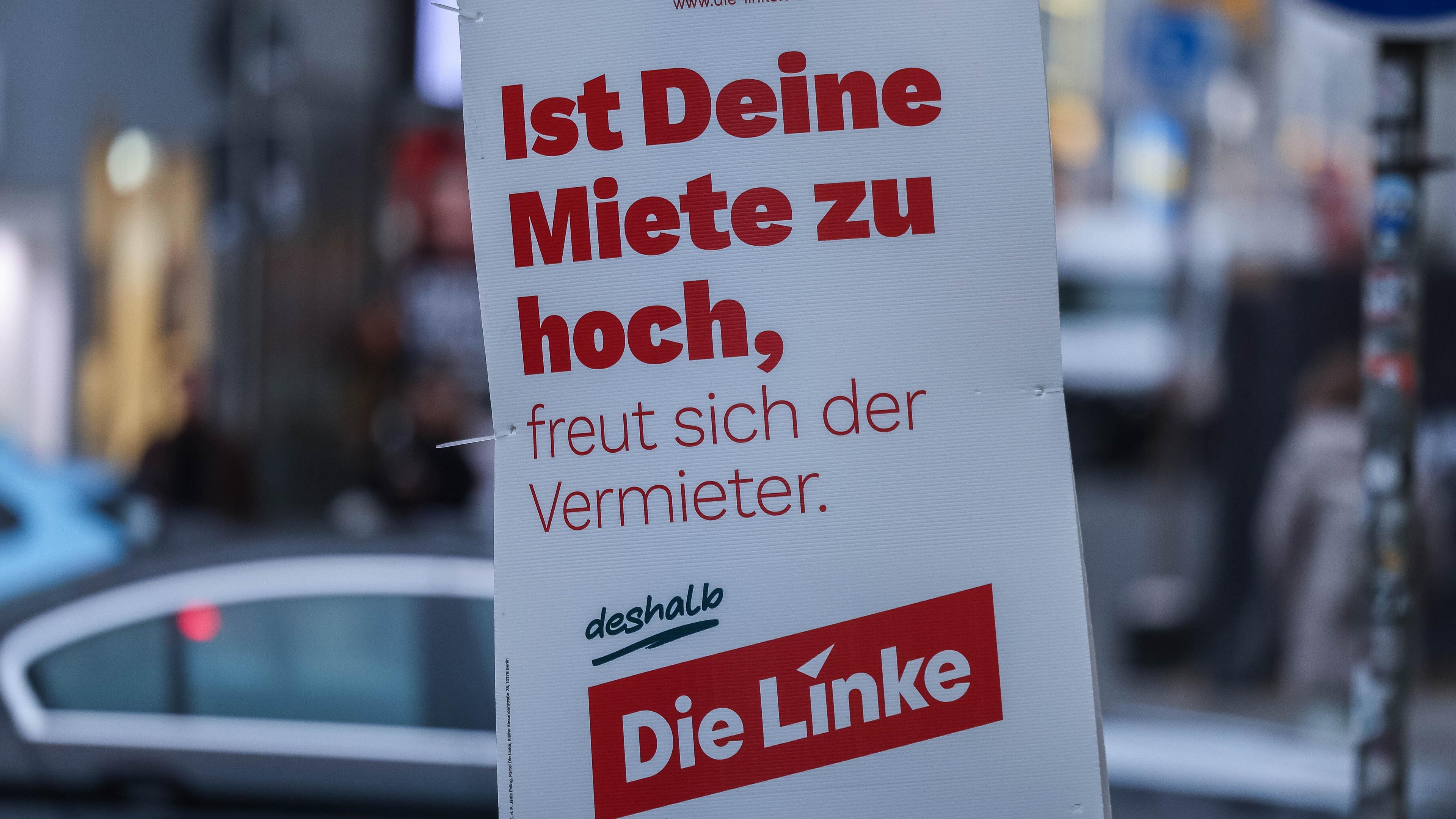 Ein Wahlplakat der Partei Die Linke mit der Aufschrift: Ist Deine Miete zu hoch, freut sich der Vermieter.