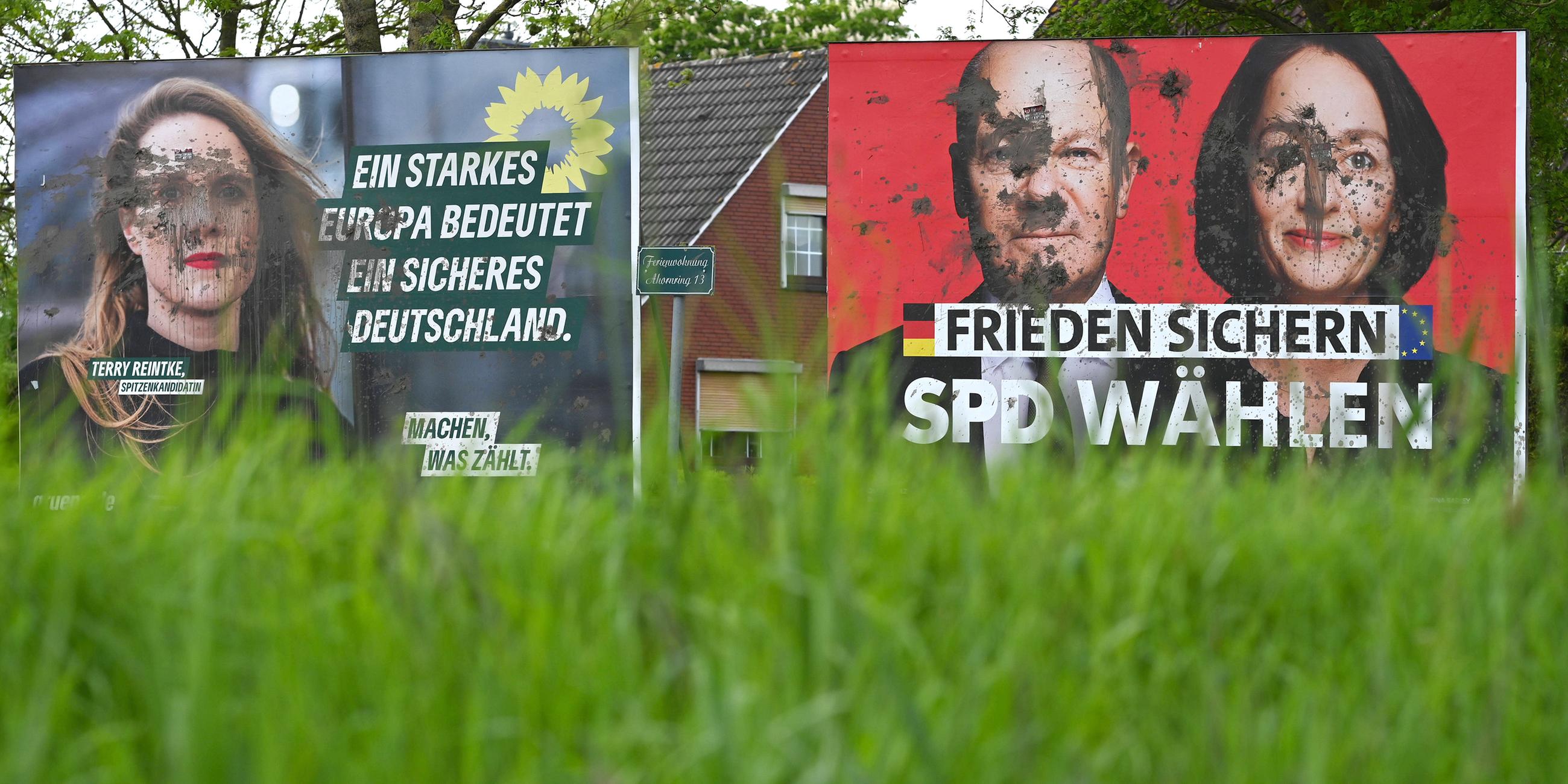 Beschmierte Wahlplakate 