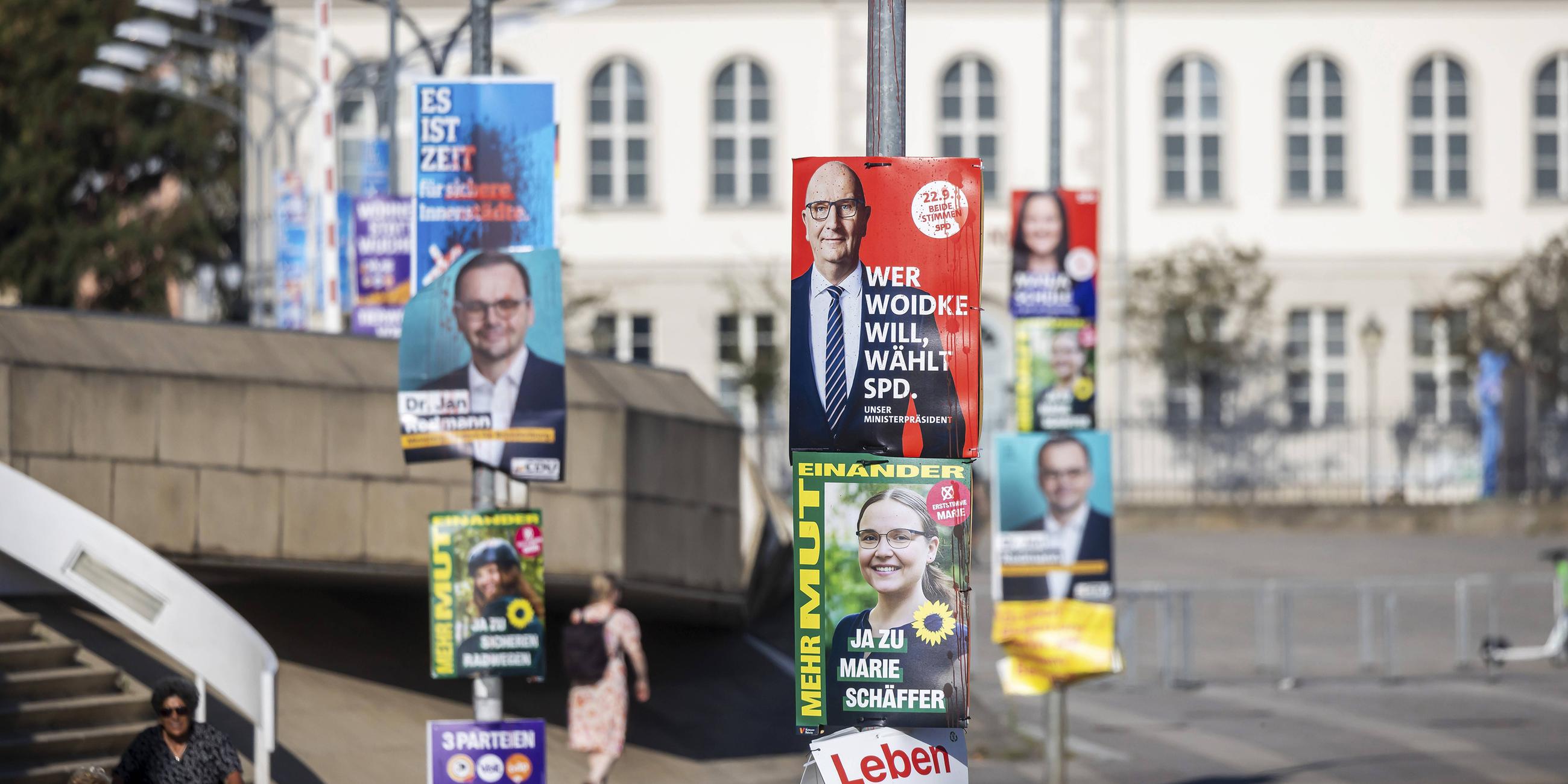 Wahlplakate der SPD, der Grünen und der AfD hängen in Potsdam