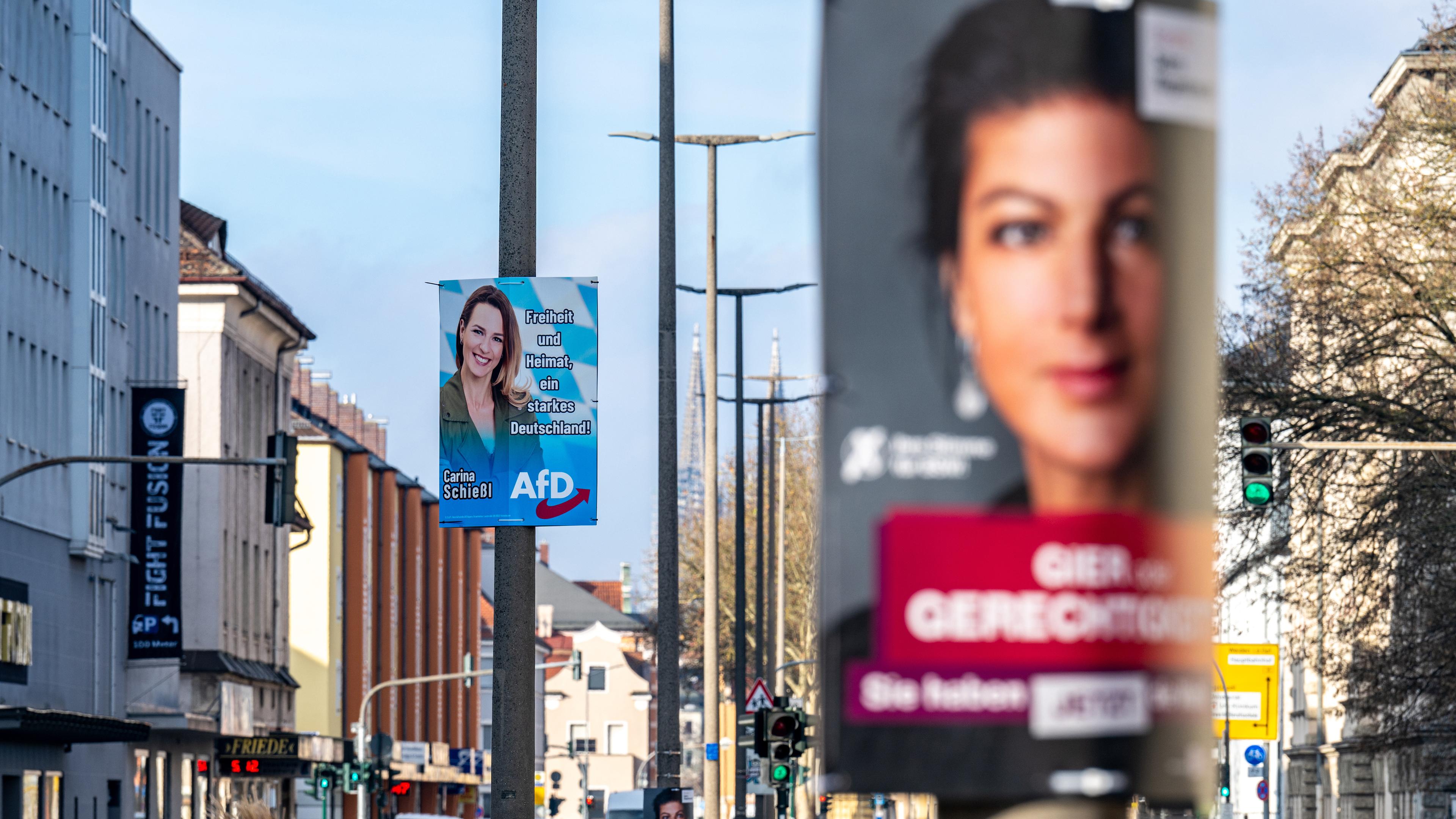 Wahlplakate von BSW und AfD hängen an Laternen