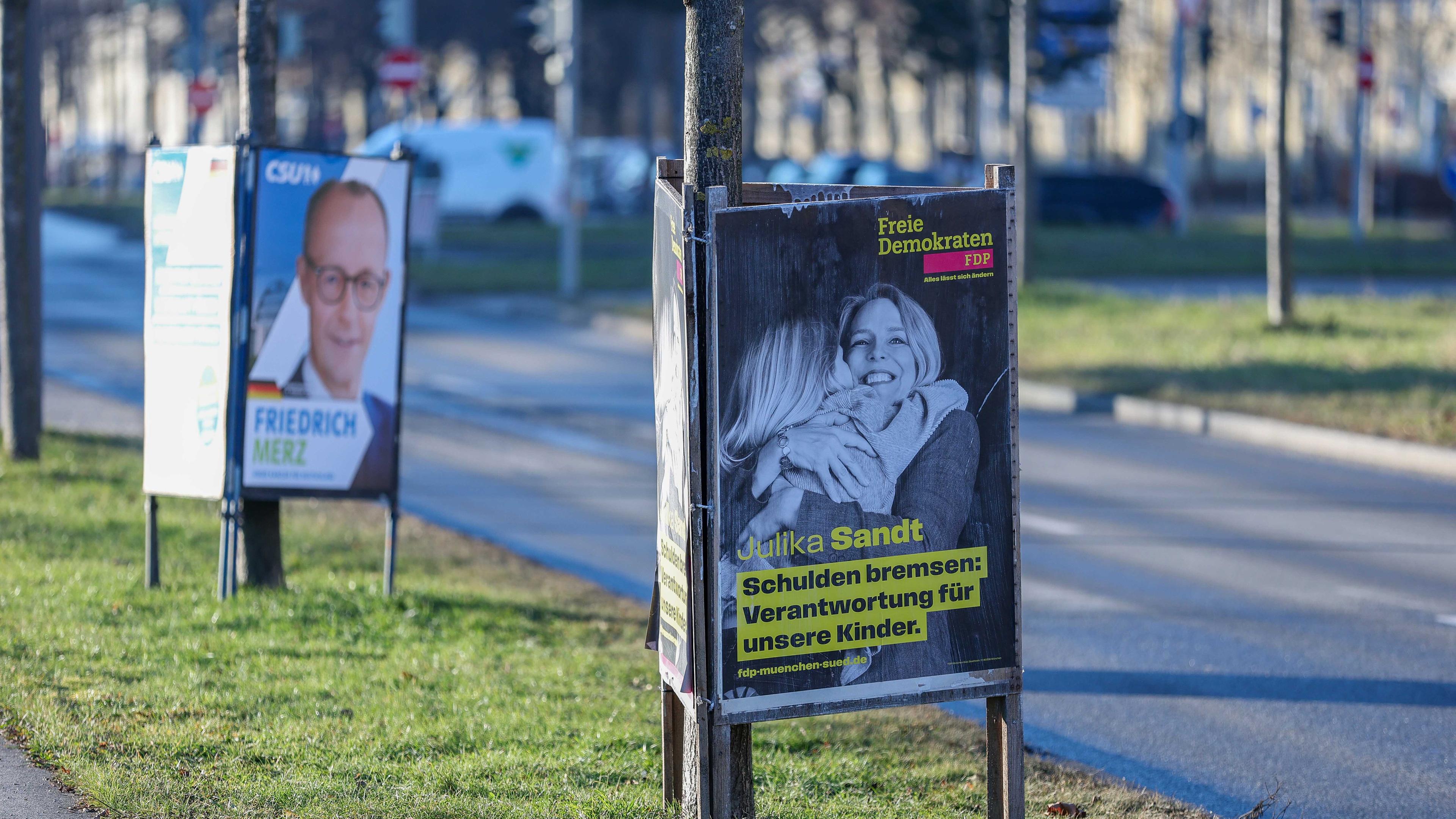 Wahlplakate der Bundestagswahl 2025 in München