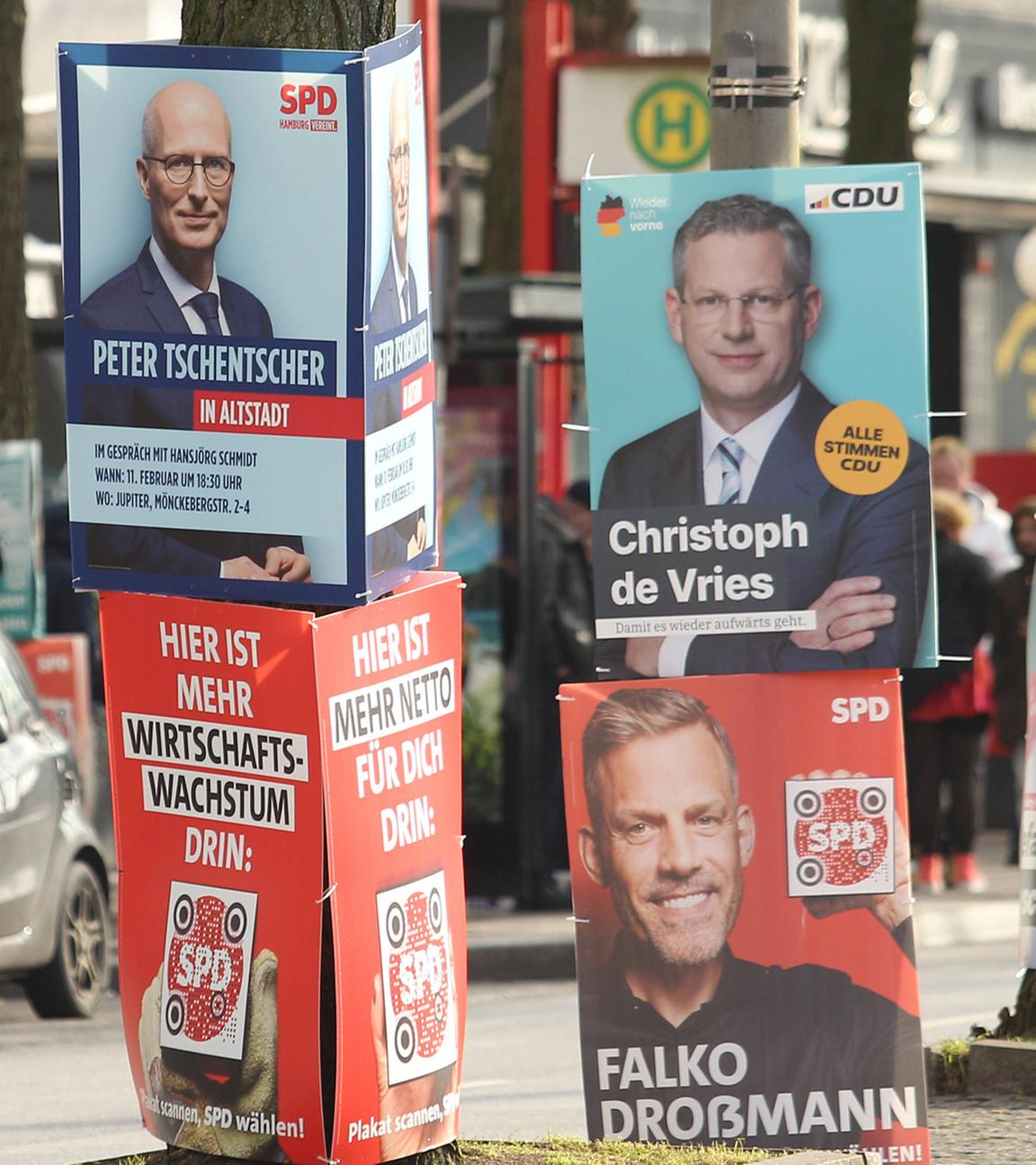 Wahlplakate von verschiedenen Parteien wurden an Bäume auf einer Verkehrsinsel in der Kirchenallee befestigt