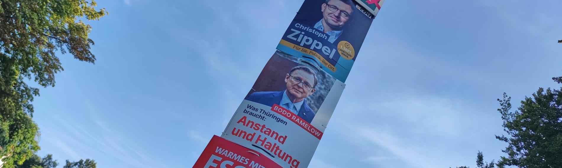 Wahlplakate zur Landtagswahl in Thüringen hängen an einem Mast in Altenburg.