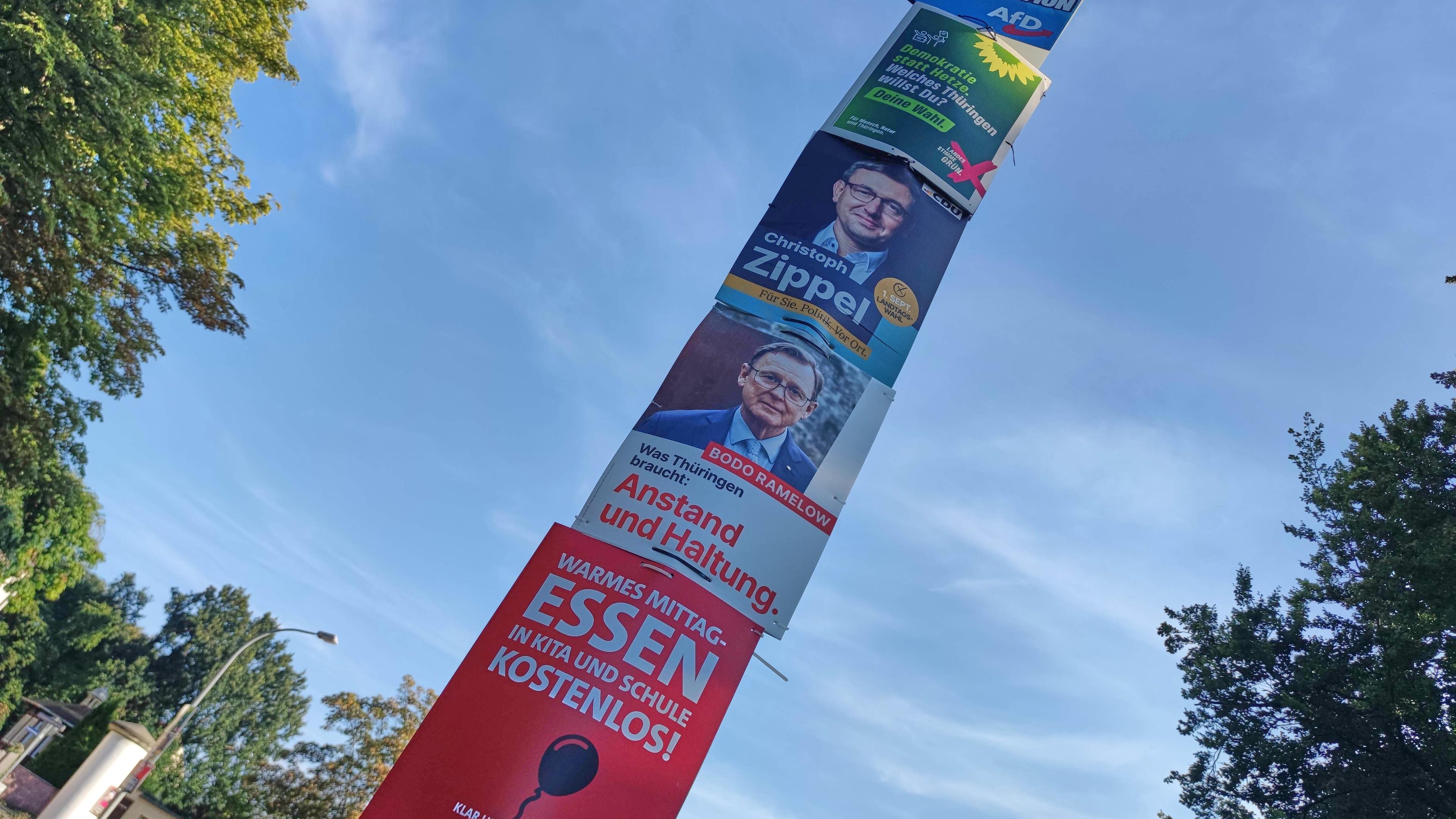 Wahlplakate zur Landtagswahl in Thüringen hängen an einem Mast in Altenburg.