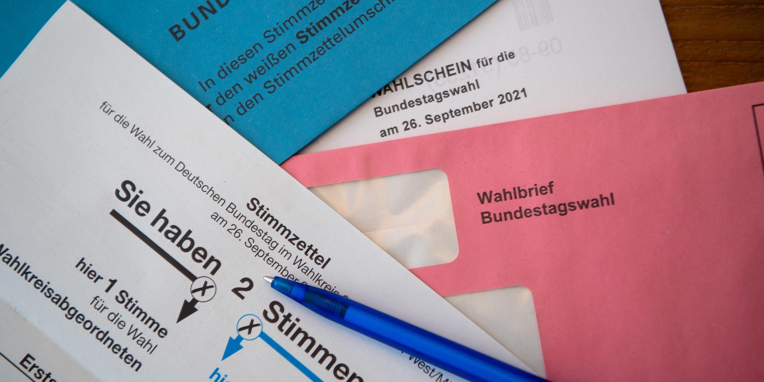 Briefwahlunterlagen für die Bundestagswahl 2021 mit Stimmzettel