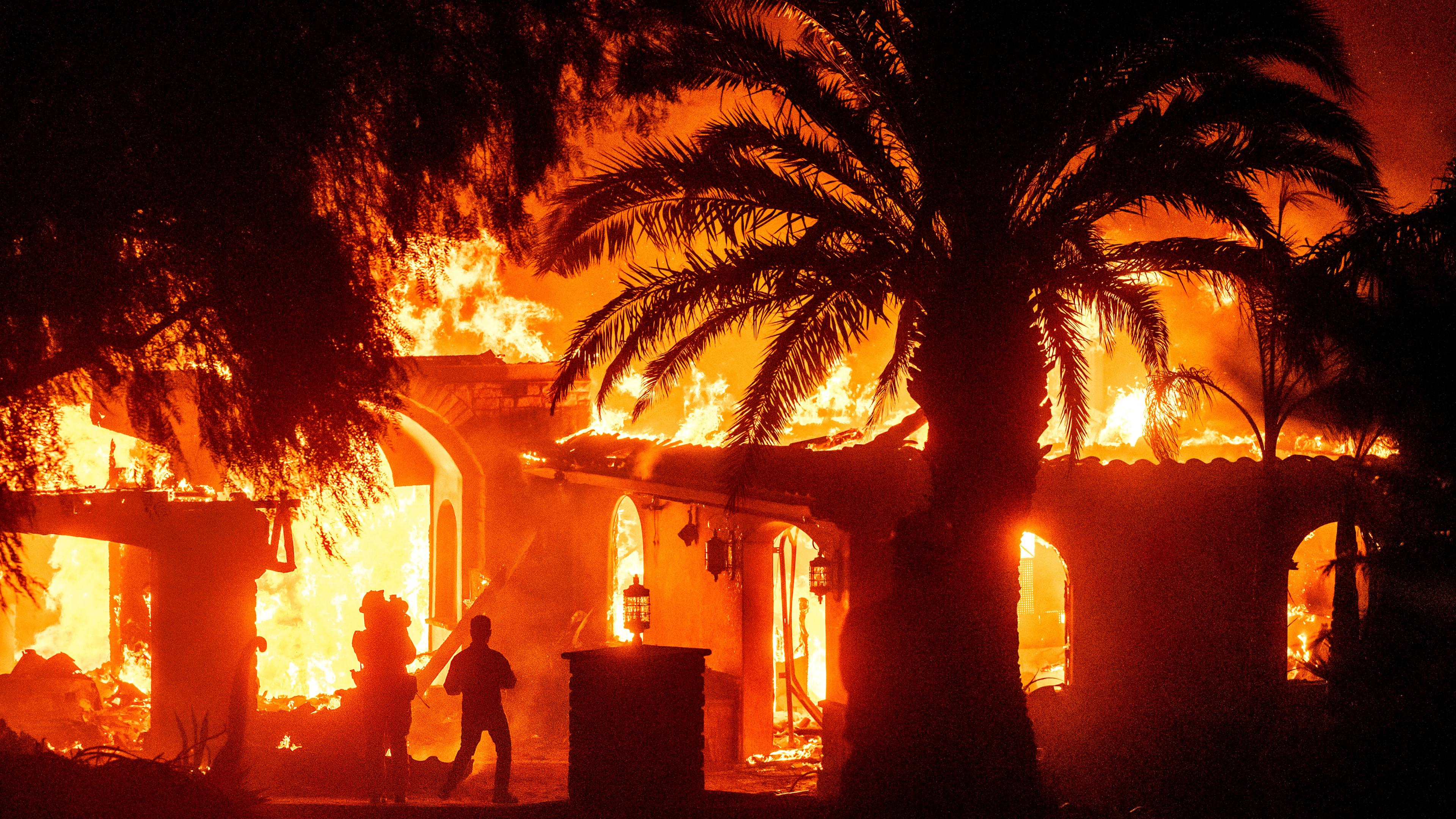 Fernsehreporter filmen, wie die Flammen des "Mountain Fire" ein Haus in Camarillo vernichten. 