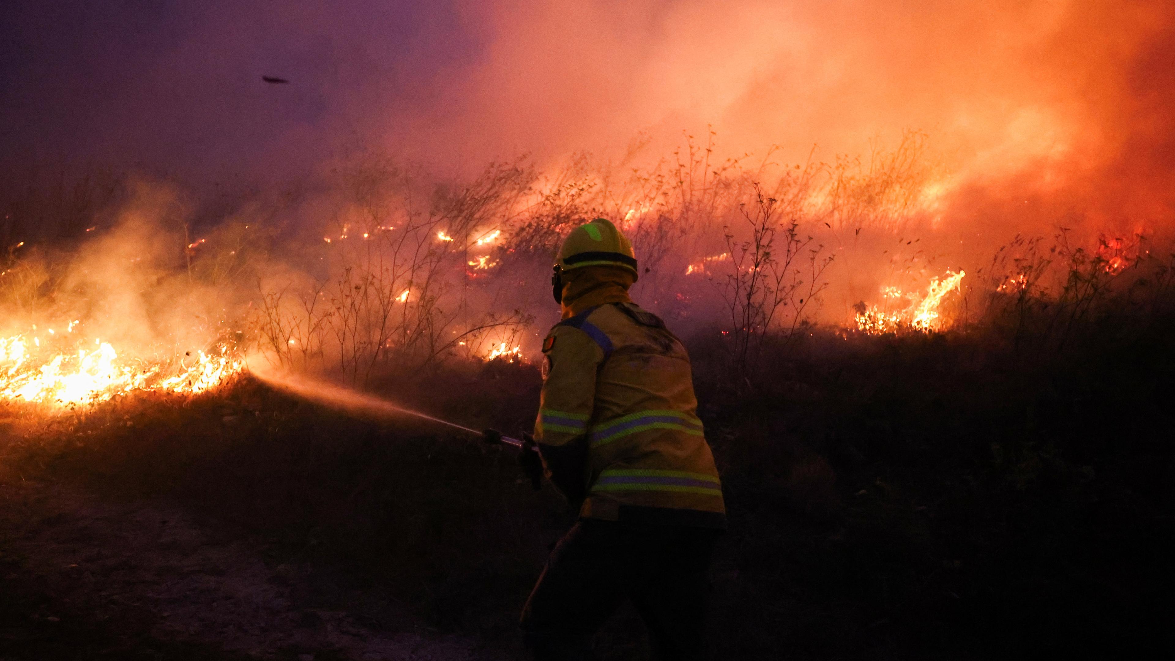 Ein Feuerwehrmann arbeitet am 17. September 2024 an einem Waldbrand in Veiga, Agueda, Portugal.