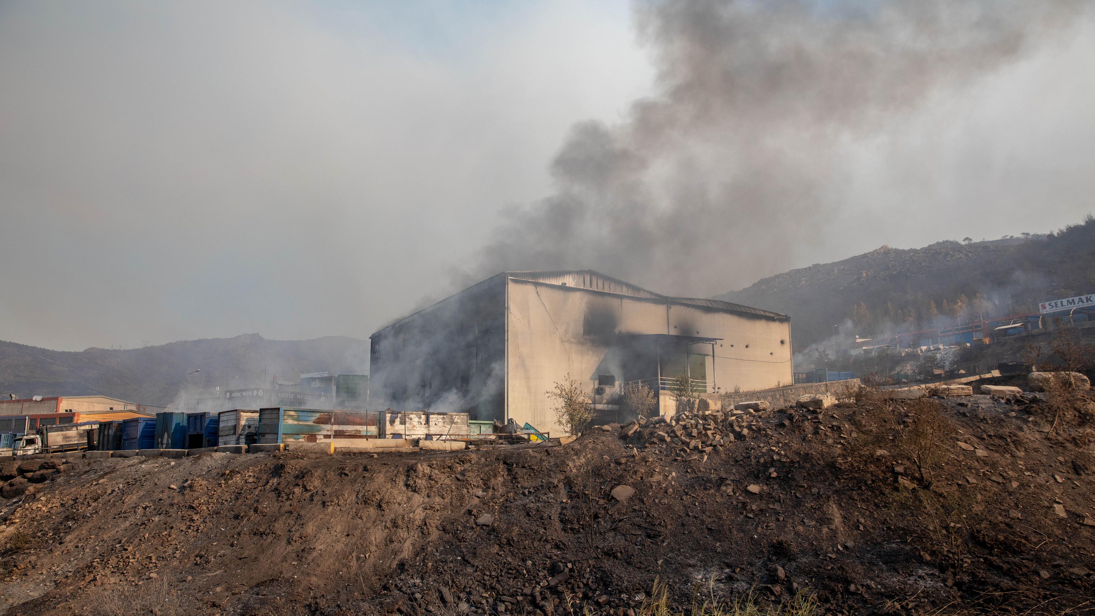 Übersicht über die Bezirke Bayrakli und Karsiyaka nach dem Brand, während die Lösch- und Kühlungsarbeiten am zweiten Tag des großen Izmir-Brandes fortgesetzt werden.