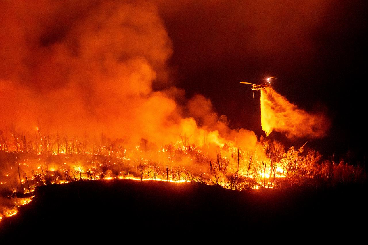 USA, Oroville: Ein Hubschrauber wirft Wasser auf das Thompson-Feuer, das oberhalb des Lake Oroville brennt.