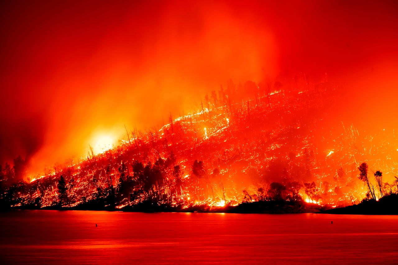 USA, Oroville: Das Thompson Fire brennt oberhalb des Lake Oroville.