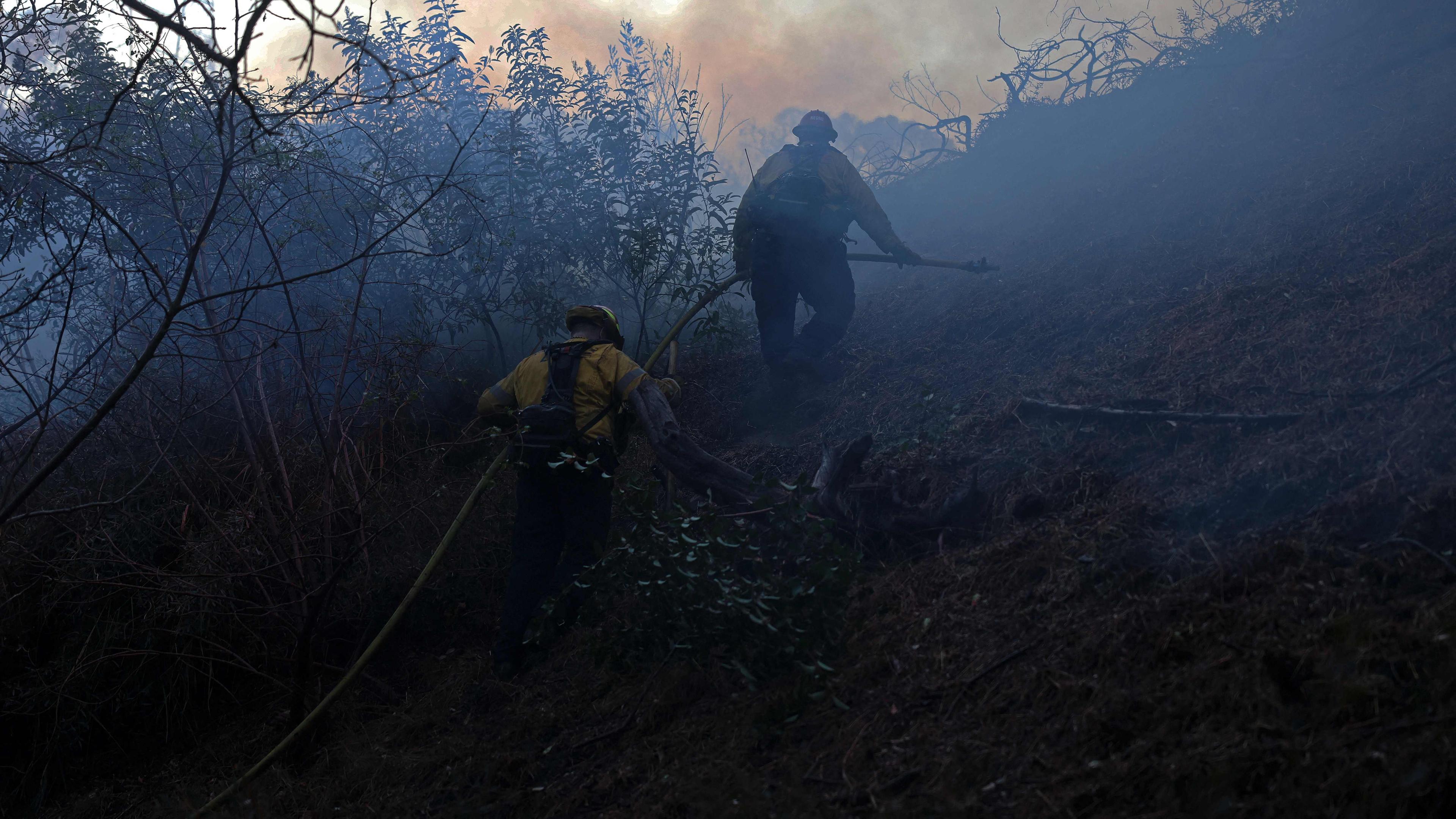 Feuerwehrmänner in Los Angeles bei den Löscharbeiten der Waldbrände