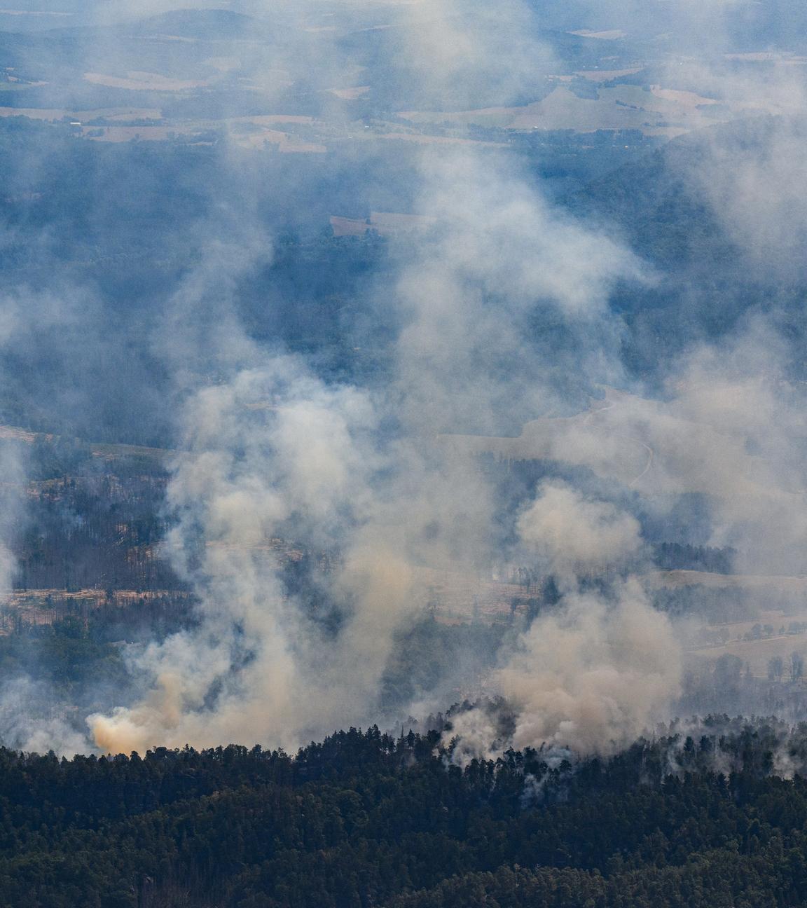 Blick aus einem Hubschrauber der Bundespolizei auf die Waldbrände Nationalpark Sächsische Schweiz.