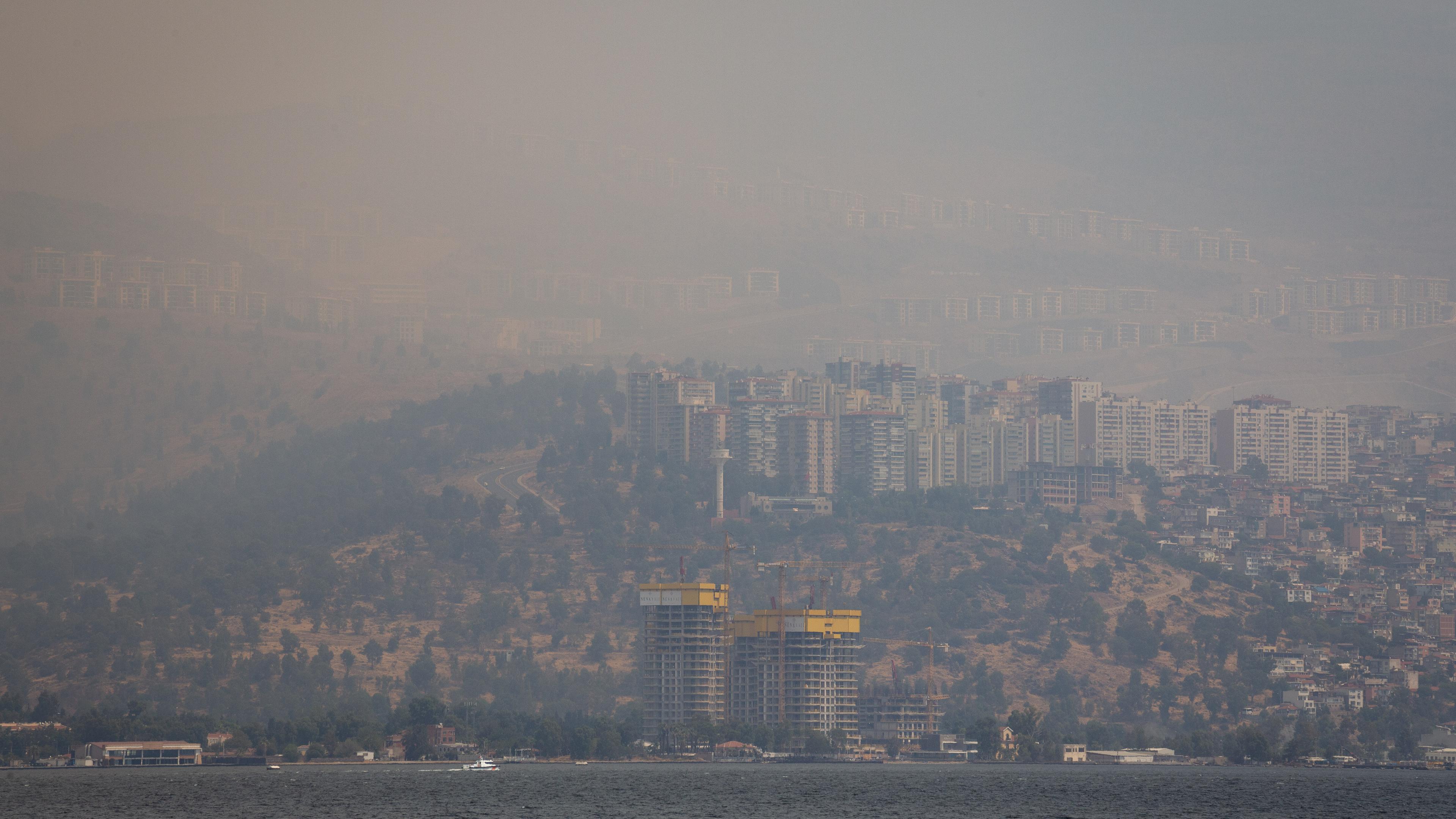 Türkei, Izmir: Rauch von Waldbränden liegt über der Bucht.