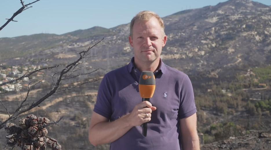 ZDF-Korrespondent Andreas Postel am Rand von Athen.