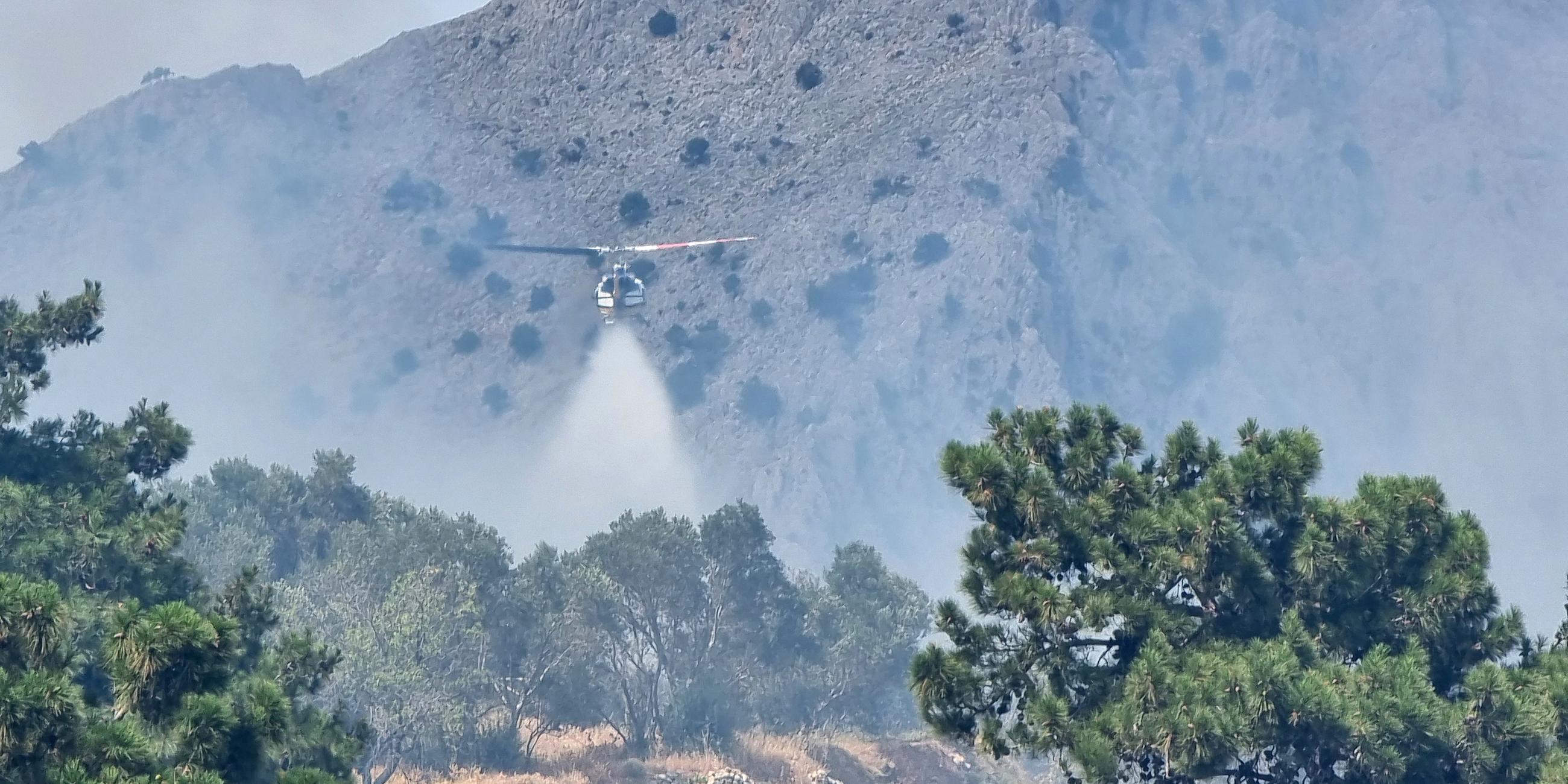 Ein Löschhubschrauber versuch ein Feuer zu löschen auf der Insel Chios, Griechenland, am 07.06.2024.