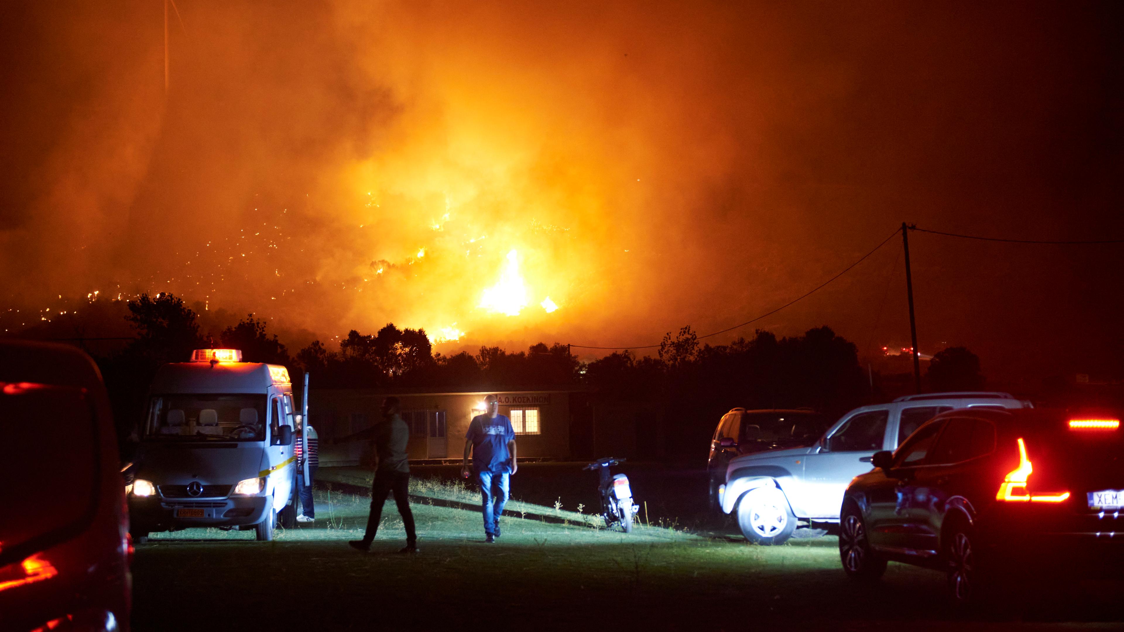 29.07.2024, Griechenland: Feuerwehrleute und Hubschrauber versuchen, einen großen Flächenbrand im südlichen Teil der Insel Euböa unter Kontrolle zu bringen.