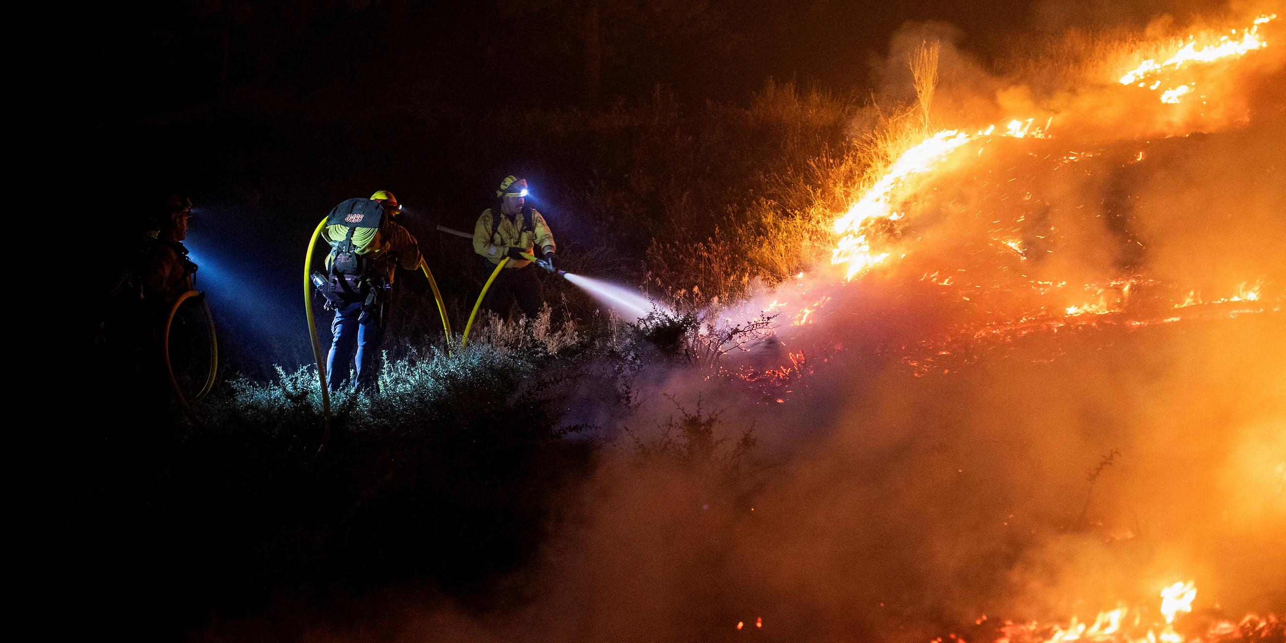 Feuerwehrleute von Cal Fire bekämpfen den Brückenbrand, der Berggemeinden nordöstlich von Los Angeles in Wrightwood, Kalifornien