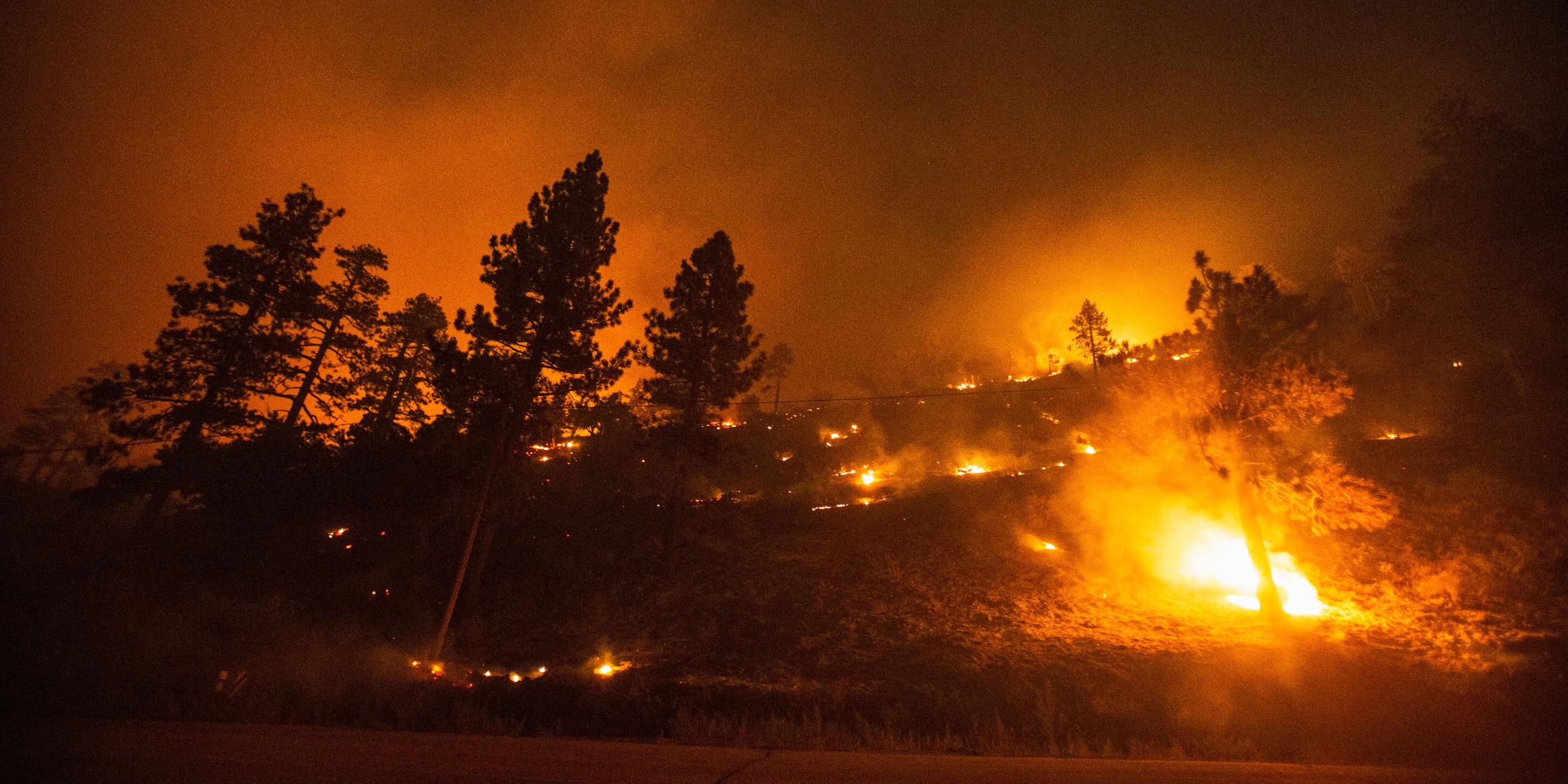 Das Bridge Fire verbrennt die Berggemeinden nordöstlich von Los Angeles in Wrightwood, Kalifornien