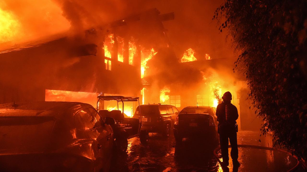 Ein Haus in Malibu (Kalifornien) steht in Flammen (aufgenommen am 10.12.2024).