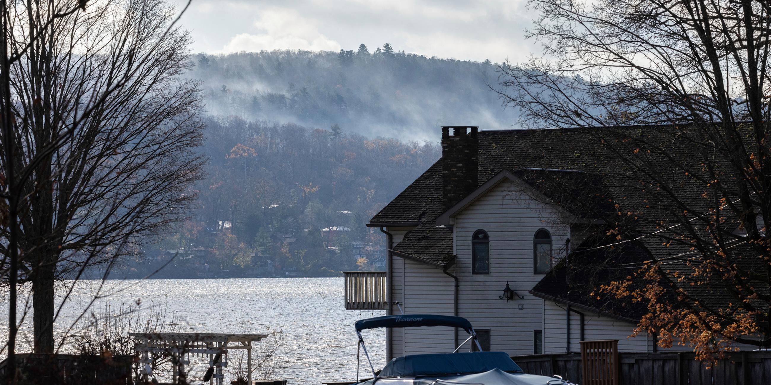 Rauch steigt von einem Waldbrand in einem bewaldeten Berggebiet gegenüber dem Greenwood Lake in Warwick, USA, auf.