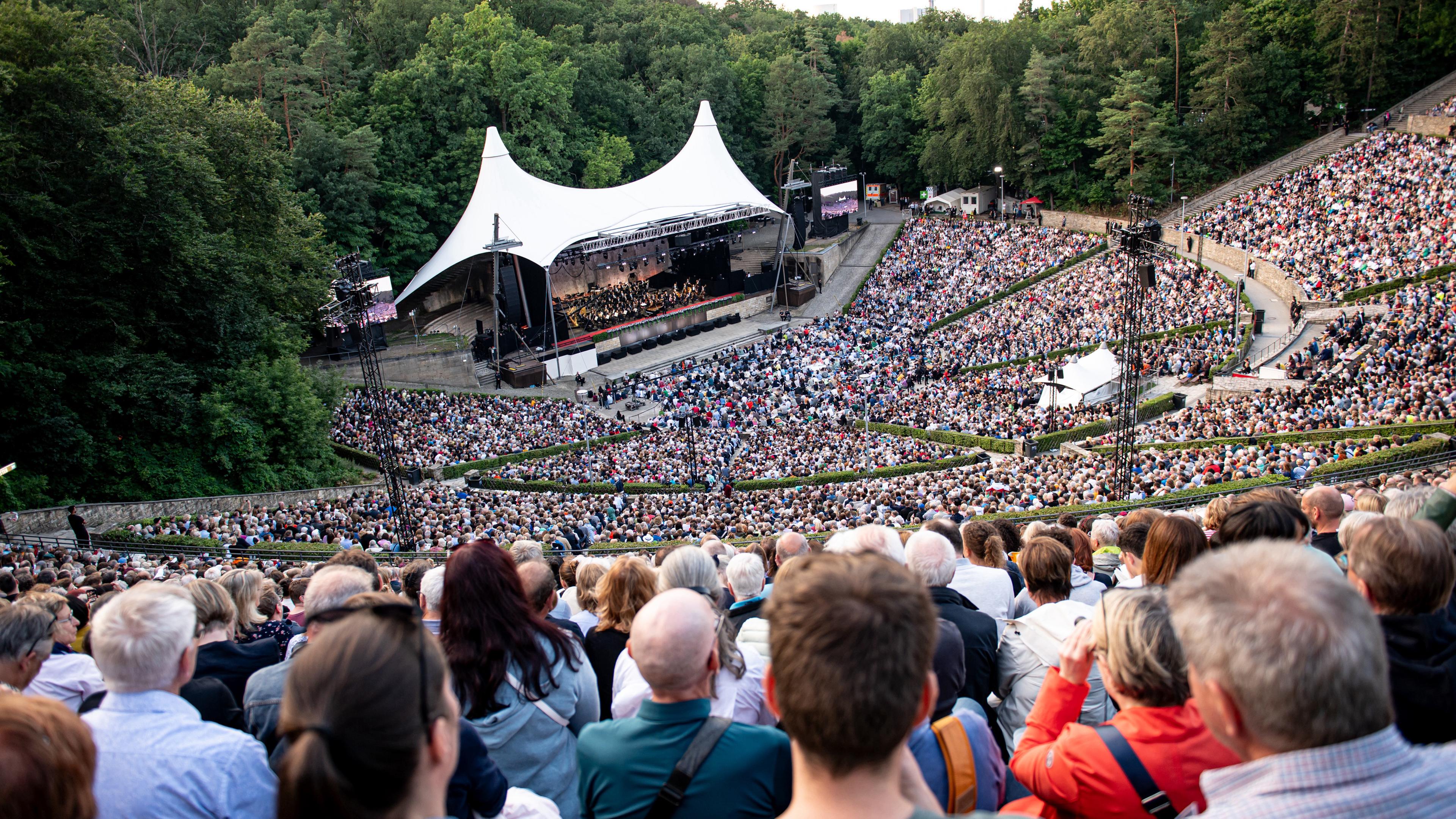 Berlin: Die Berliner Philharmoniker geben ihr Waldbühnenkonzert.