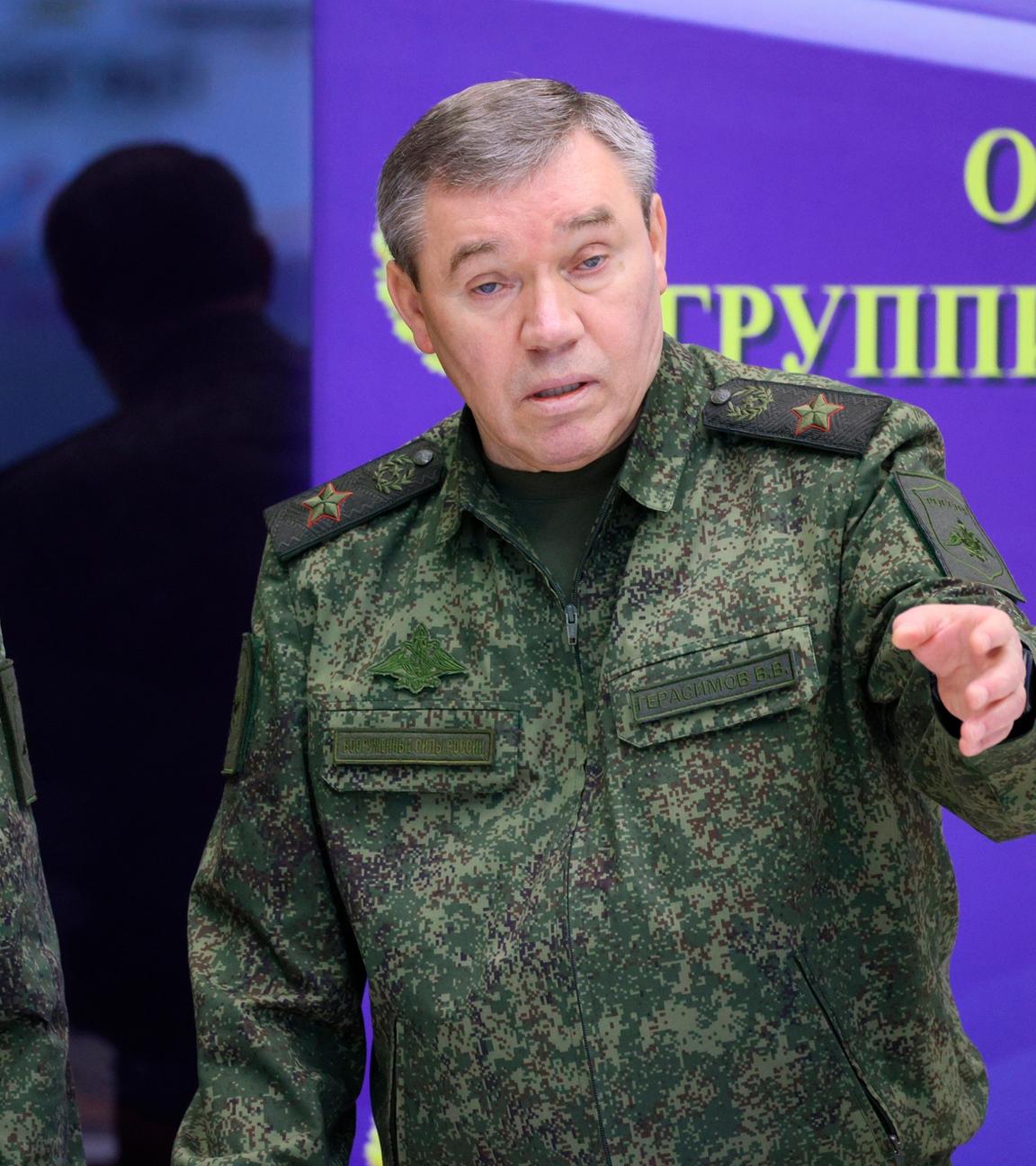 Sergej Schoigu (l), Verteidigungsminister von Russland, und Waleri Gerassimow, Chef des russischen Generalstabs