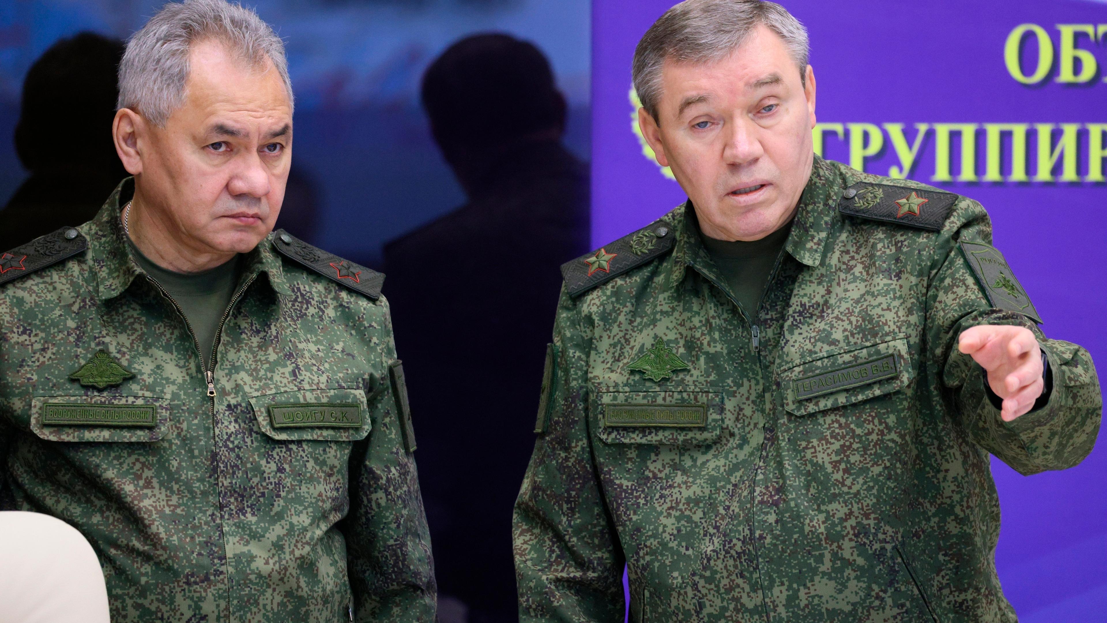 Sergej Schoigu (l), Verteidigungsminister von Russland, und Waleri Gerassimow, Chef des russischen Generalstabs