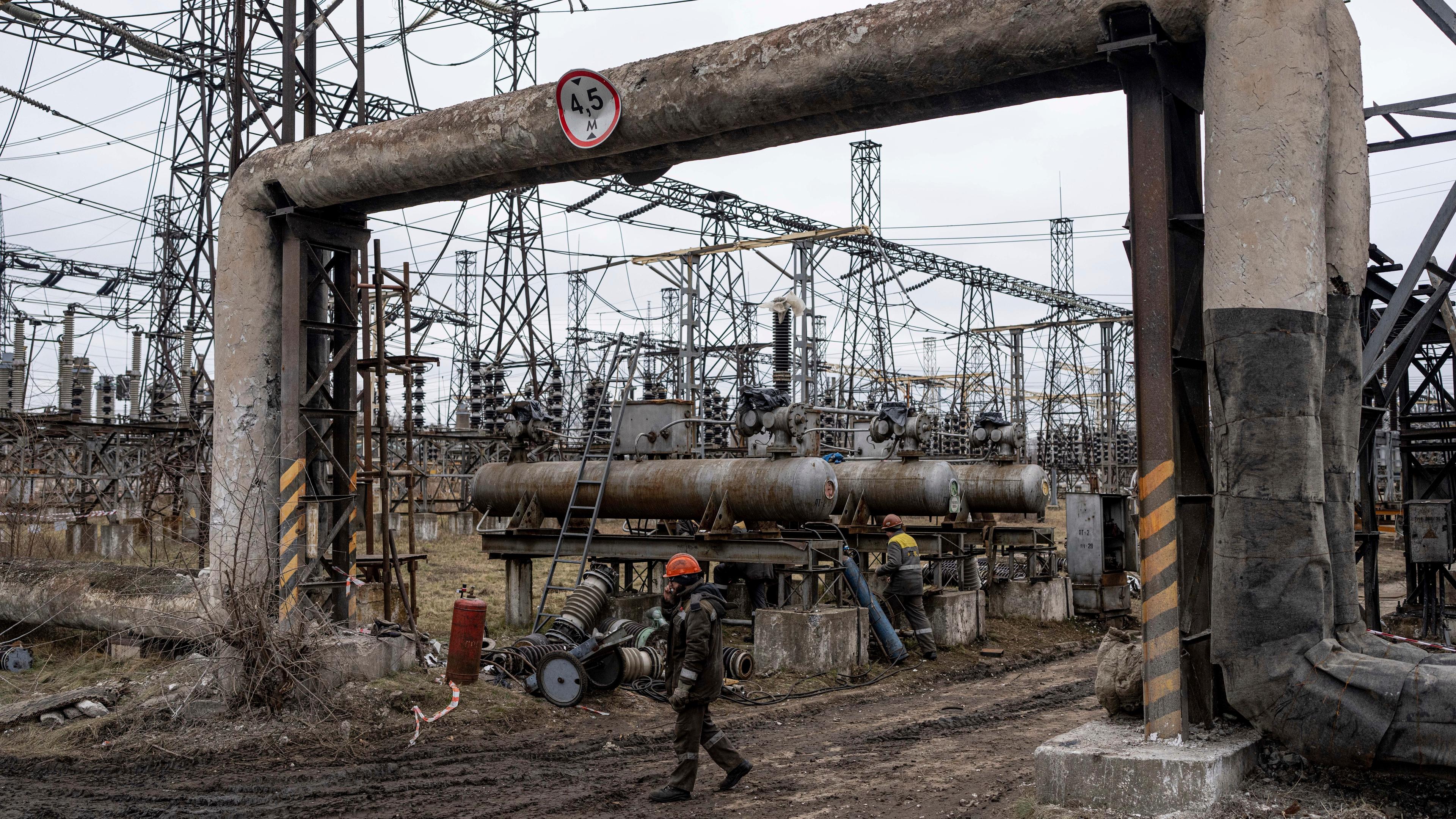 Arbeiter in einem Kraftwerk versuchen, Schäden zu reparieren, die nach ukrainischen Angaben nach einem russischen Angriff entstanden sind.