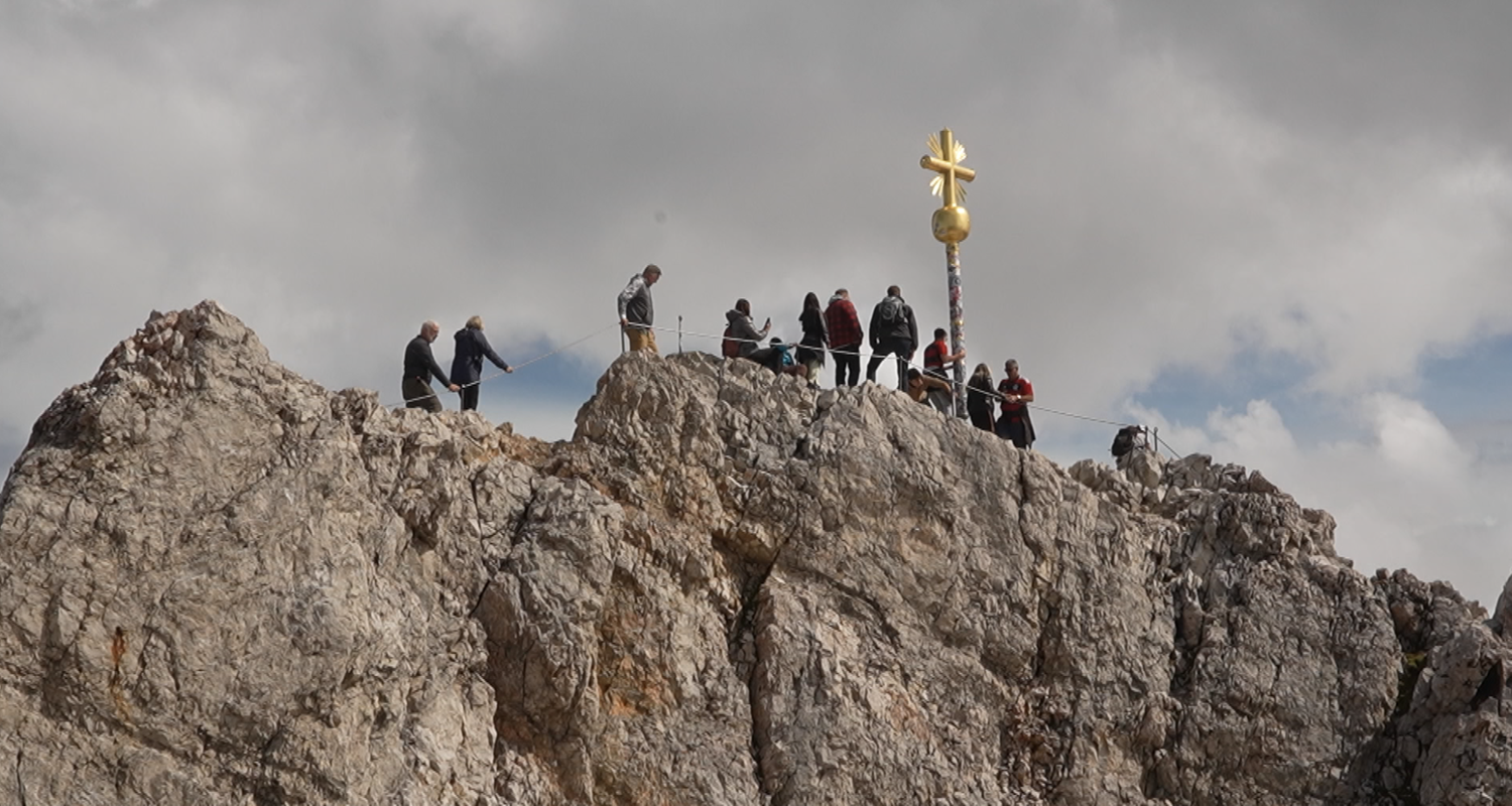 Menschen auf dem Gipfel der Zugspitze