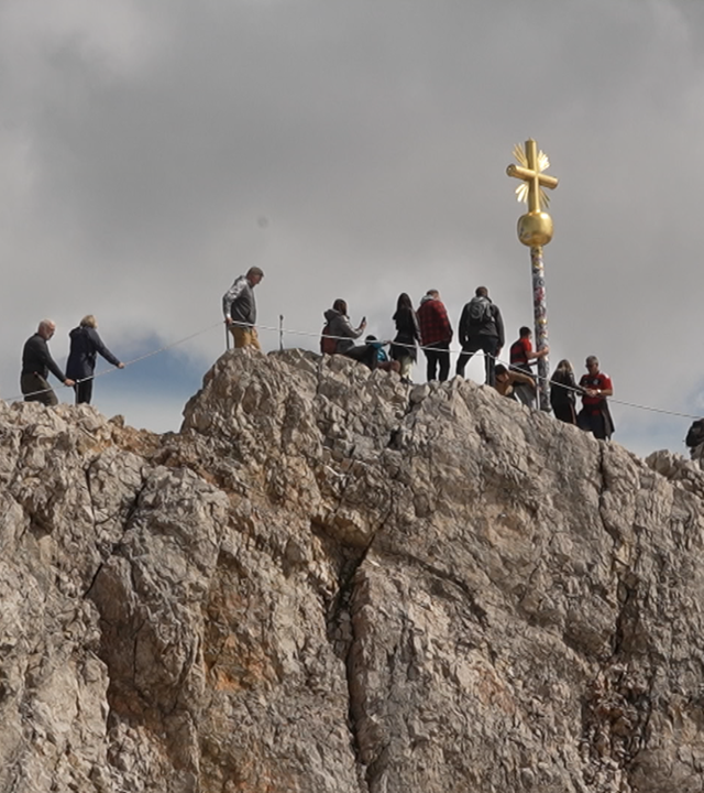 Menschen auf dem Gipfel der Zugspitze