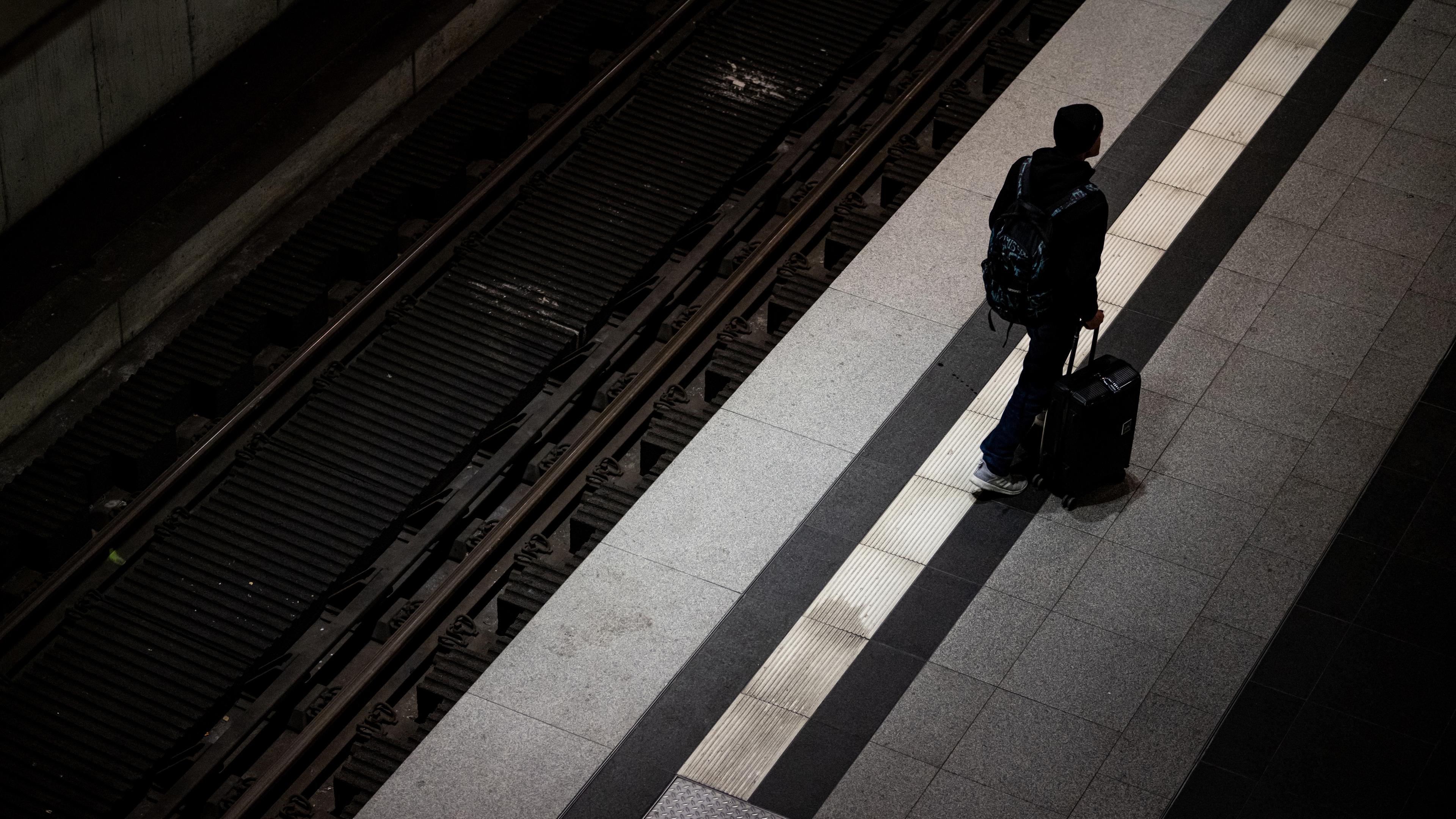 Warnstreik Bei Der Bahn: Worauf Müssen Fahrgäste Achten? - ZDFheute