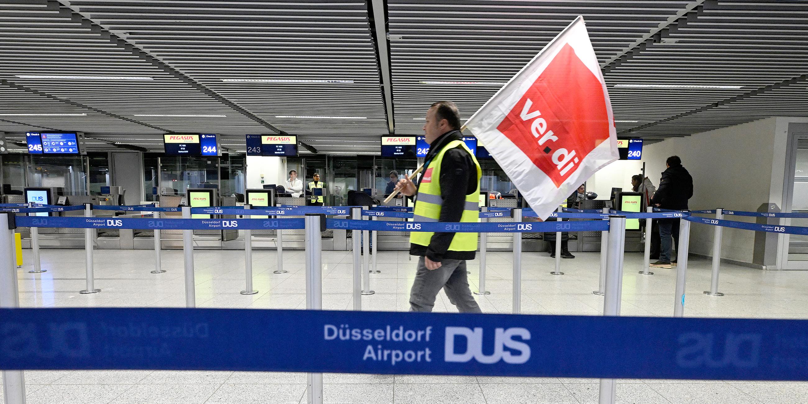 Warnstreik für bessere Löhne am Flughafen Düsseldorf