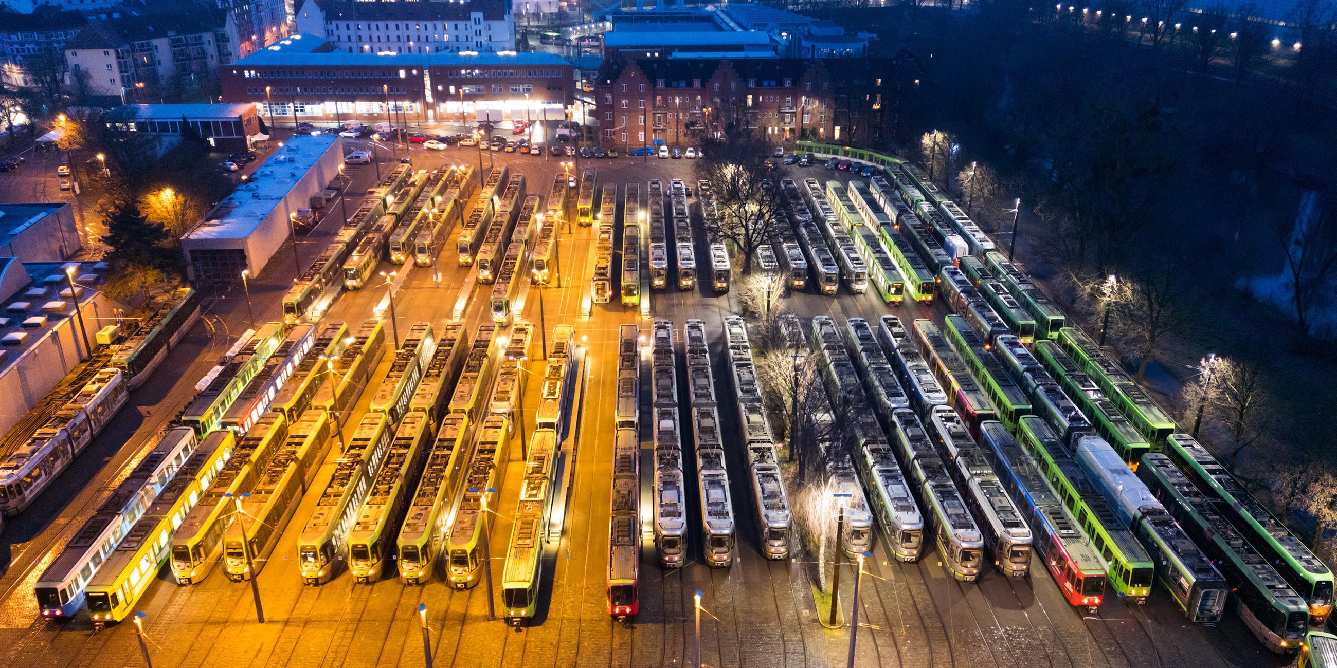 S-Bahnen stehen während des Warnstreiks im öffentlichen Dienst im Betriebshof Glocksee in Hannover.