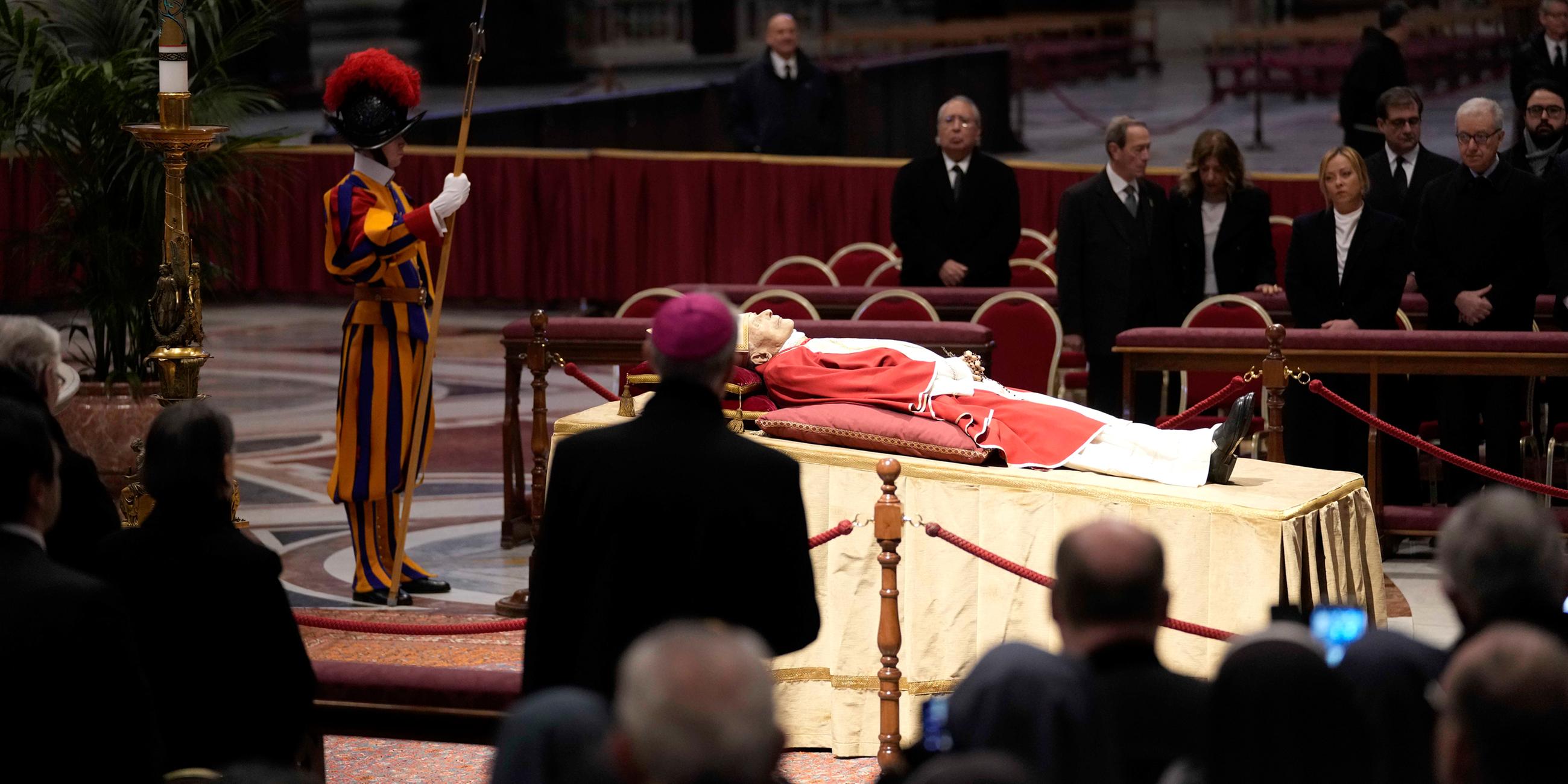 Im Petersdom können sich Gläubige vom emeritierten Papst Benedikt XVI. verabschieden