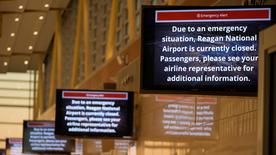 Schilder Mit Der Aufschrift "Emergency notification" Am geschlossenen Ronald Reagan Reagan Washington National Airport. 